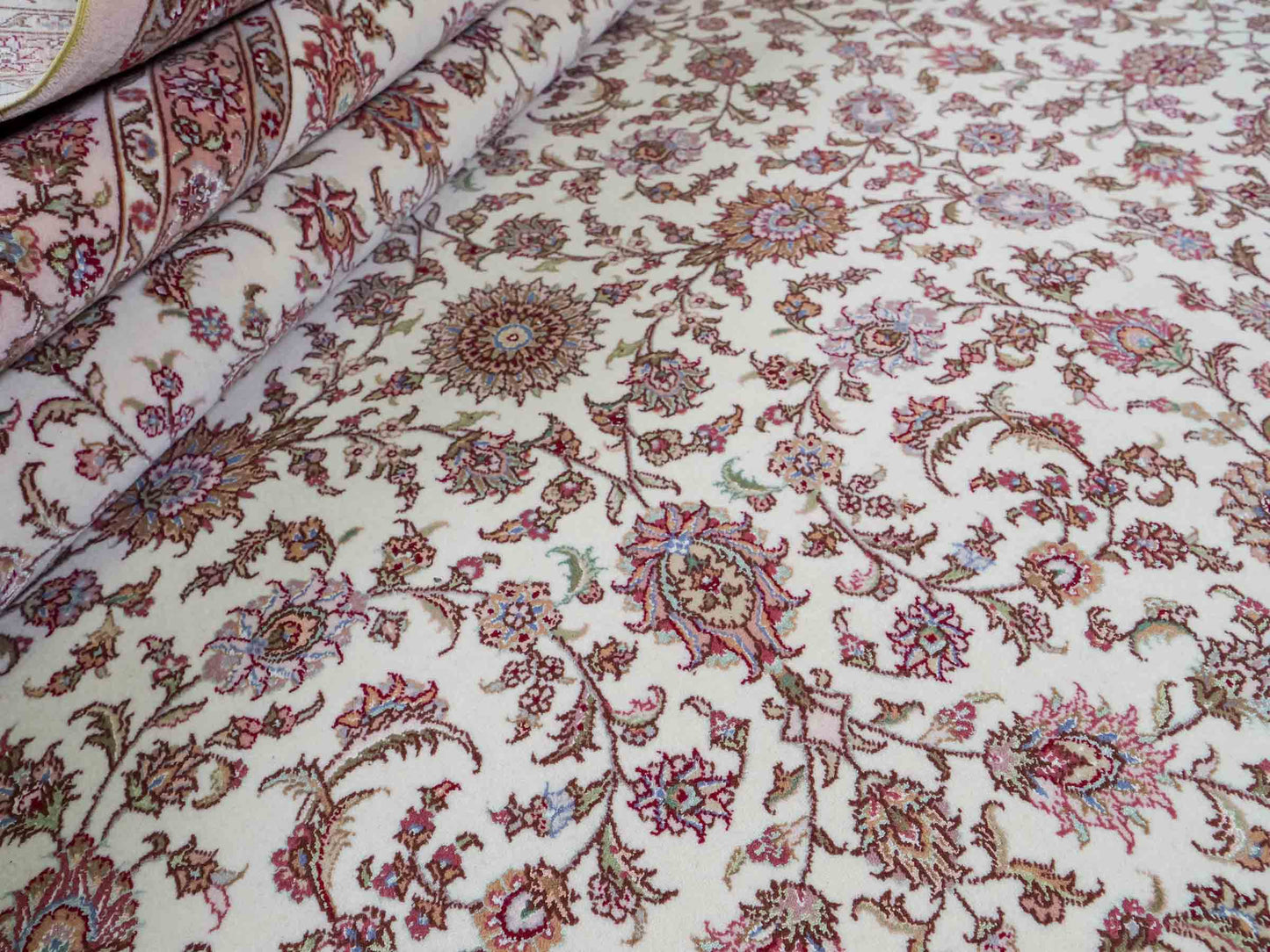 Sehr feiner, handgeknpüfter Khademi Orientteppich mit Täbriz Design aus Wolle mit Seide, creme, weiß. 306x208 cm. Vertrieb durch Jupiter Intl.