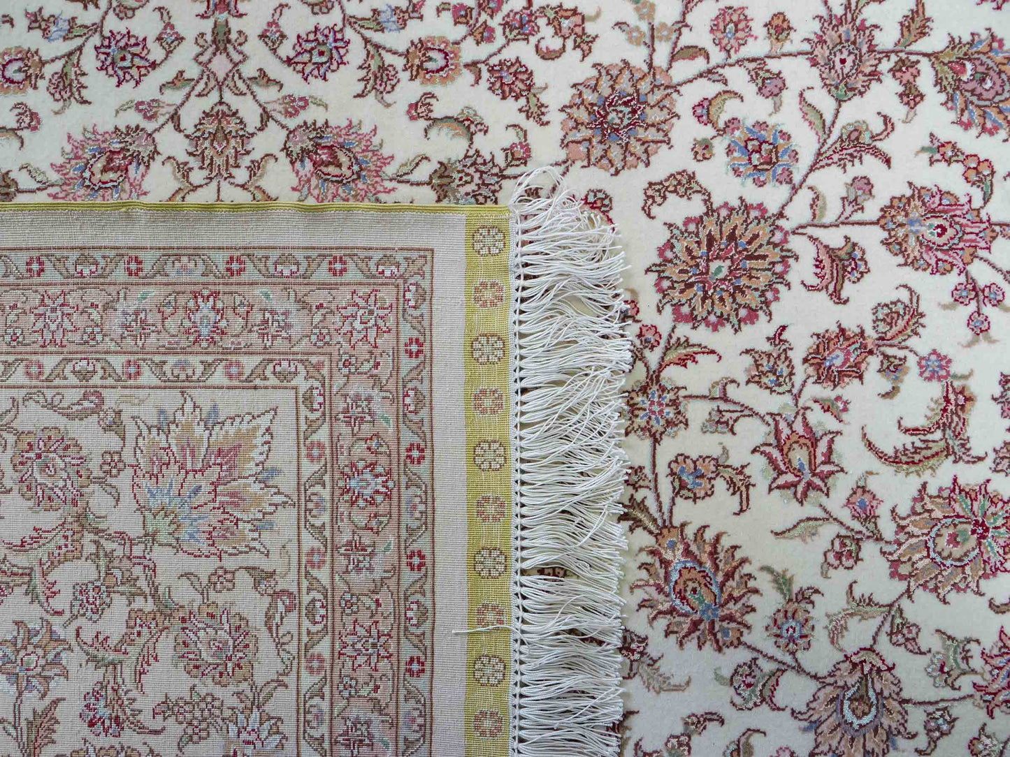 Sehr feiner, handgeknpüfter Khademi Orientteppich mit Täbriz Design aus Wolle mit Seide, creme, weiß. 306x208 cm. Vertrieb durch Jupiter Intl.