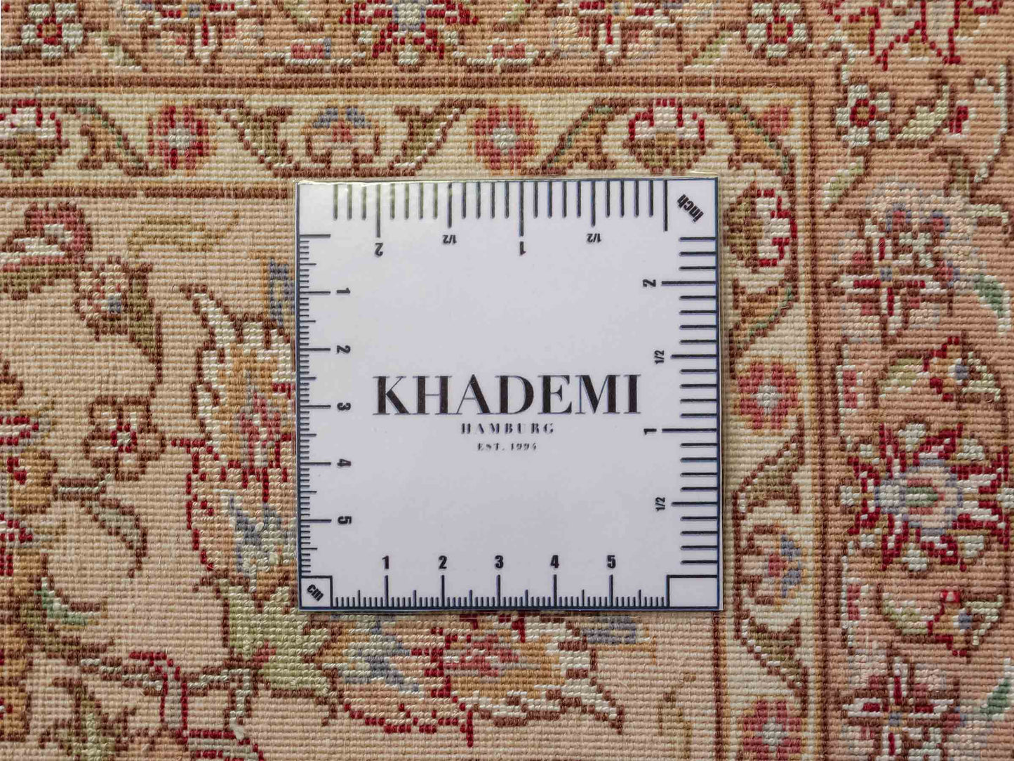 Sehr feiner, handgeknpüfter Khademi Orientteppich mit Täbriz Design aus Wolle mit Seide, creme, weiß. 306x208 cm. Vertrieb durch Jupiter Intl.