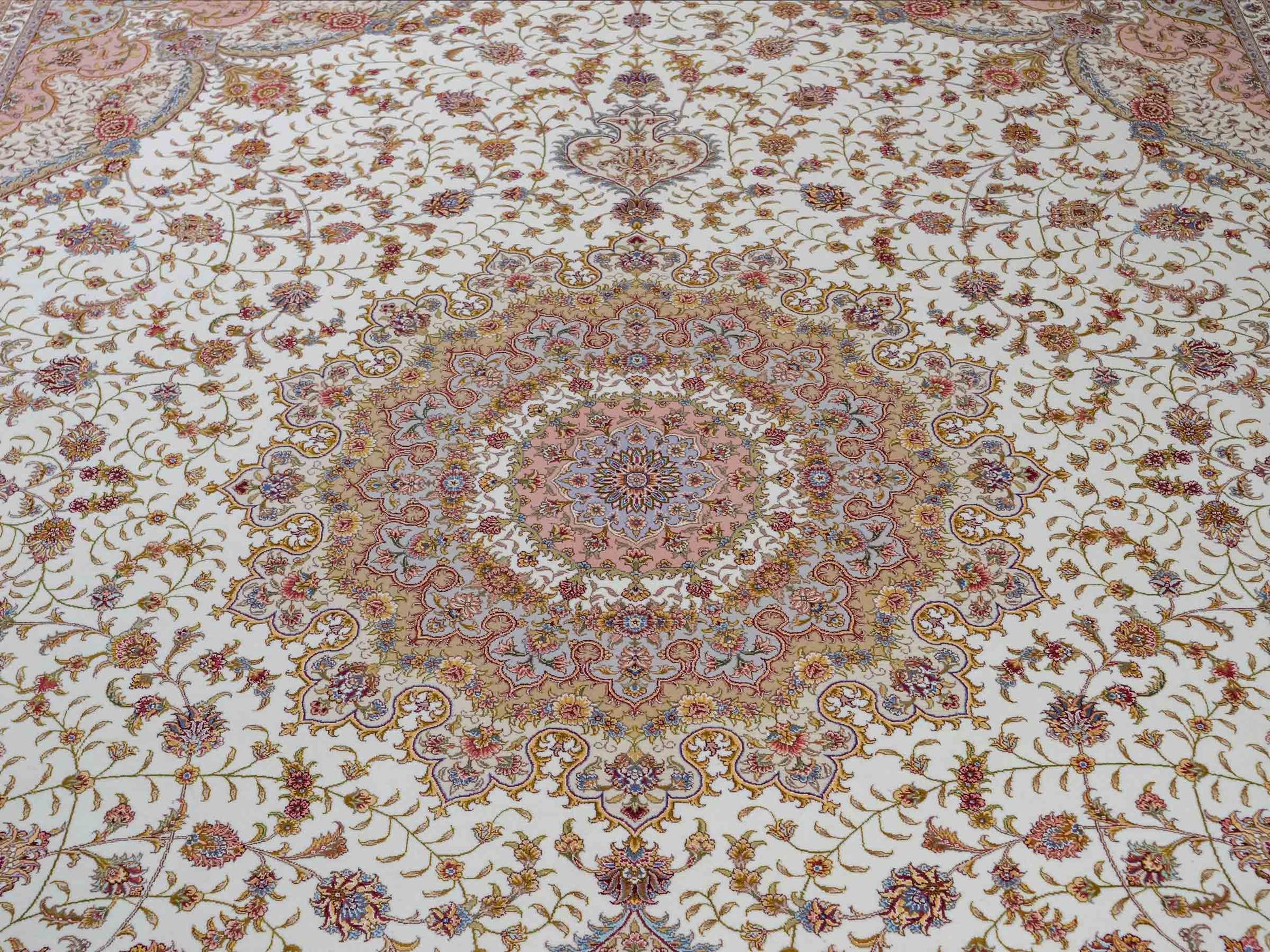 Sehr feiner, handgeknüpfter Khademi Orientteppich mit Täbriz Design aus Wolle mit Seide, creme, beige, gold. 308x245 cm. Vertrieb durch Jupiter Intl.
