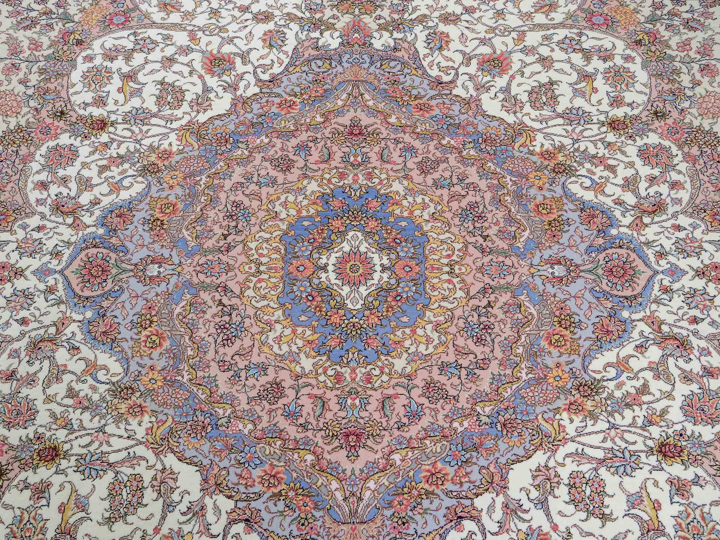 Sehr feiner, handgeknüpfter Khademi Orientteppich mit Täbriz Design aus Wolle mit Seide, creme, grün. 309x250 cm. Vertrieb durch Jupiter Intl.