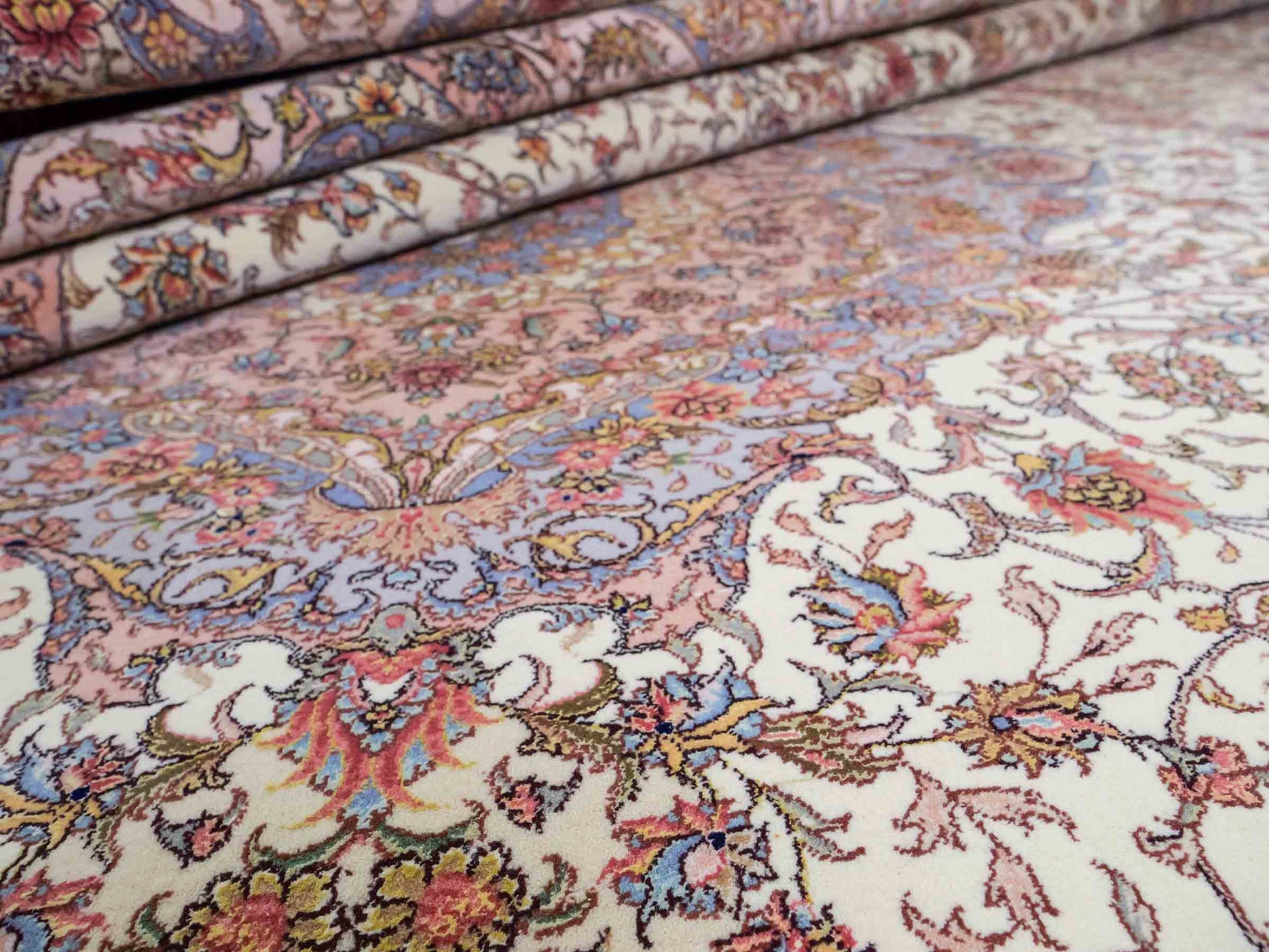 Sehr feiner, handgeknüpfter Khademi Orientteppich mit Täbriz Design aus Wolle mit Seide, creme, grün. 309x250 cm. Vertrieb durch Jupiter Intl.