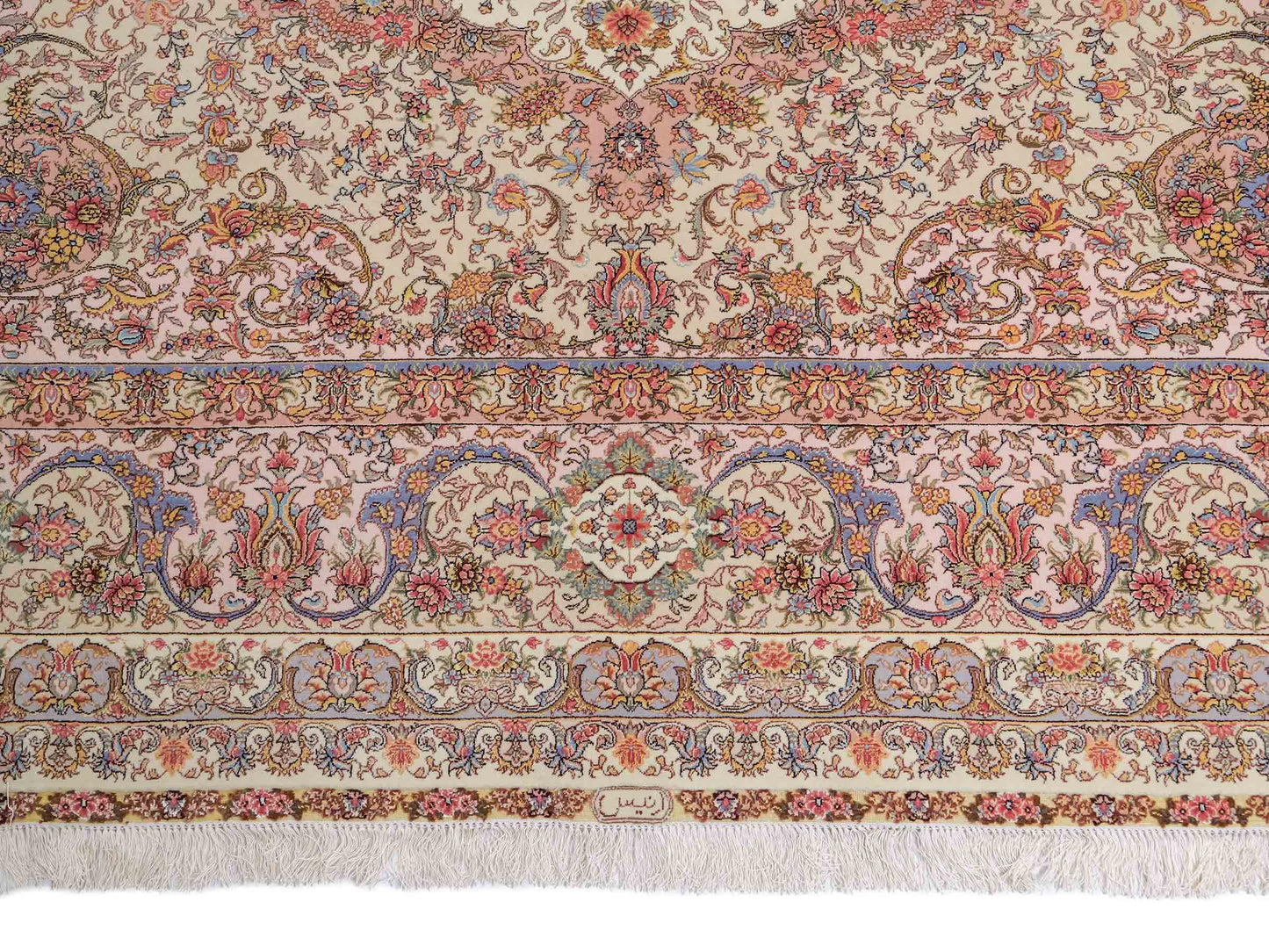 Sehr feiner, handgeknüpfter Khademi Orientteppich mit Täbriz Design aus Wolle mit Seide, creme, grün. 309x250 cm. Vertrieb durch Jupiter Intl.