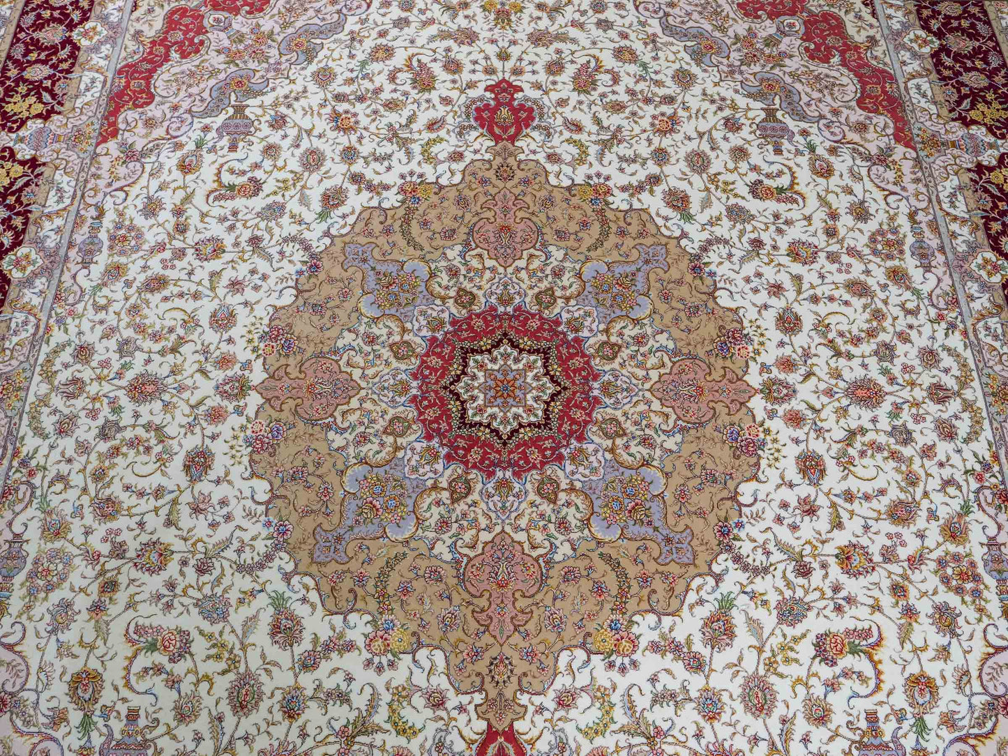 Sehr feiner, handgeknüpfter Khademi Orientteppich mit Täbriz Design aus Wolle mit Seide, creme, rot. 309x252 cm. Vertrieb durch Jupiter Intl.