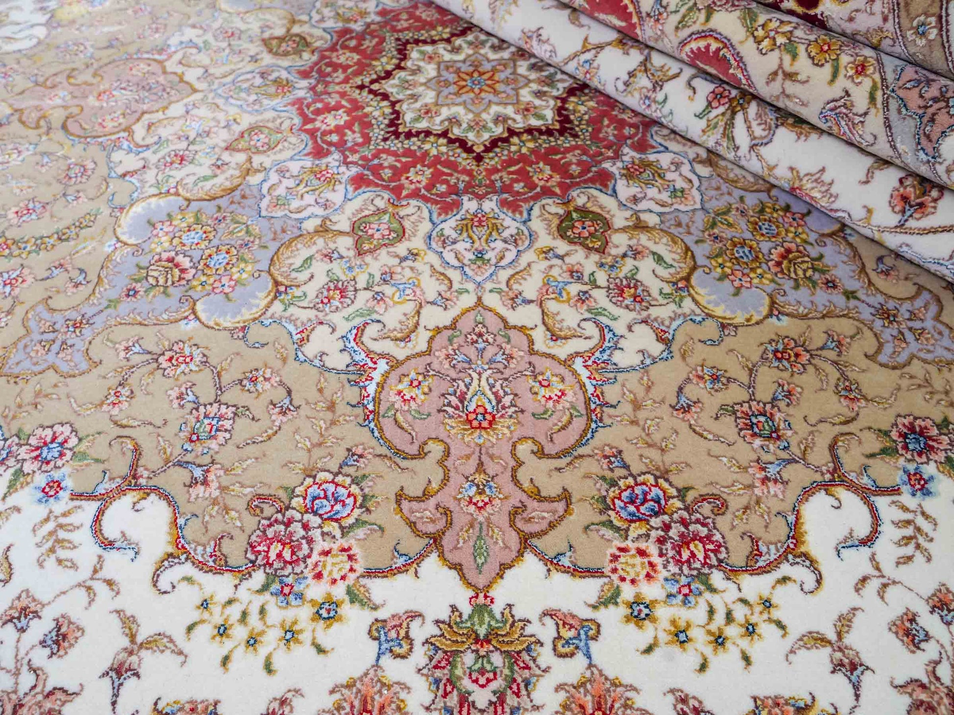Sehr feiner, handgeknüpfter Khademi Orientteppich mit Täbriz Design aus Wolle mit Seide, creme, rot. 309x252 cm. Vertrieb durch Jupiter Intl.