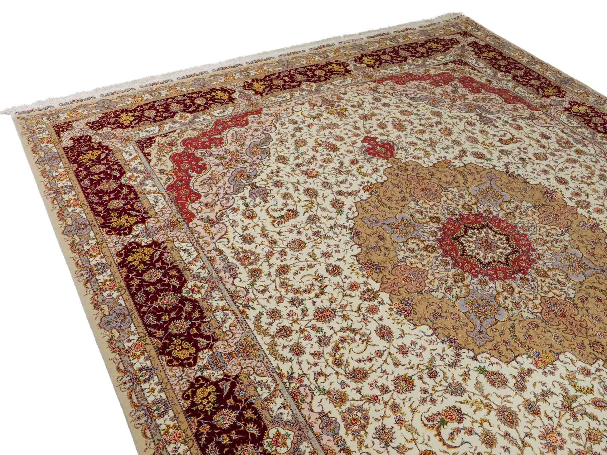 Sehr feiner, handgeknüpfter Khademi Orientteppich mit Täbriz Design aus Wolle mit Seide, creme, rot. 309x252 cm. Vertrieb durch Jupiter Intl.