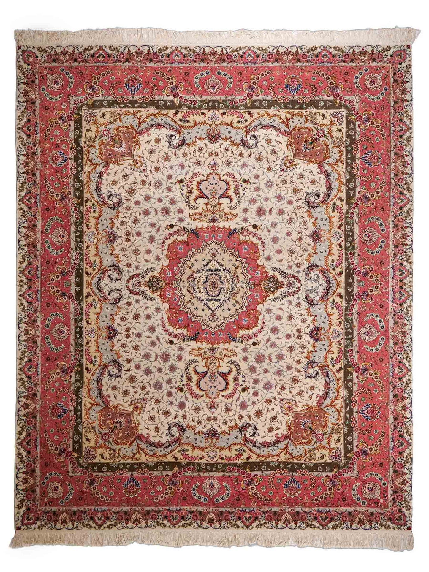 Sehr feiner, handgeknpüfter Khademi Orientteppich mit Täbriz Design aus Wolle mit Seide, creme, rosa. 311x254 cm. Vertrieb durch Jupiter Intl.