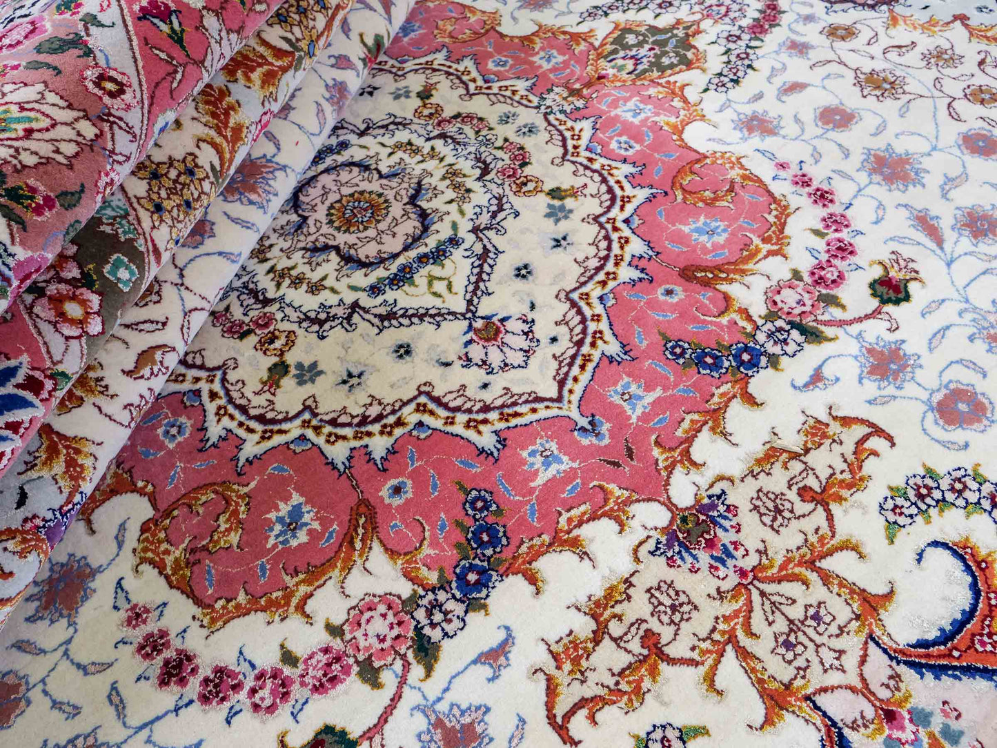 Sehr feiner, handgeknpüfter Khademi Orientteppich mit Täbriz Design aus Wolle mit Seide, creme, rosa. 311x254 cm. Vertrieb durch Jupiter Intl.