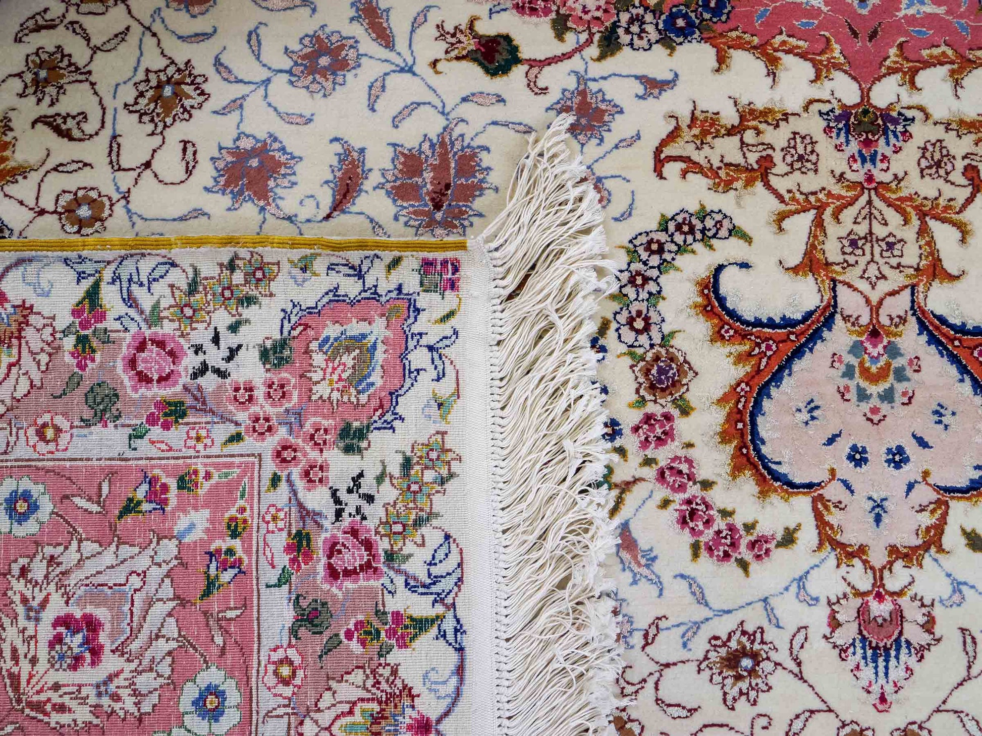 Sehr feiner, handgeknpüfter Khademi Orientteppich mit Täbriz Design aus Wolle mit Seide, creme, rosa. 311x254 cm. Vertrieb durch Jupiter Intl.
