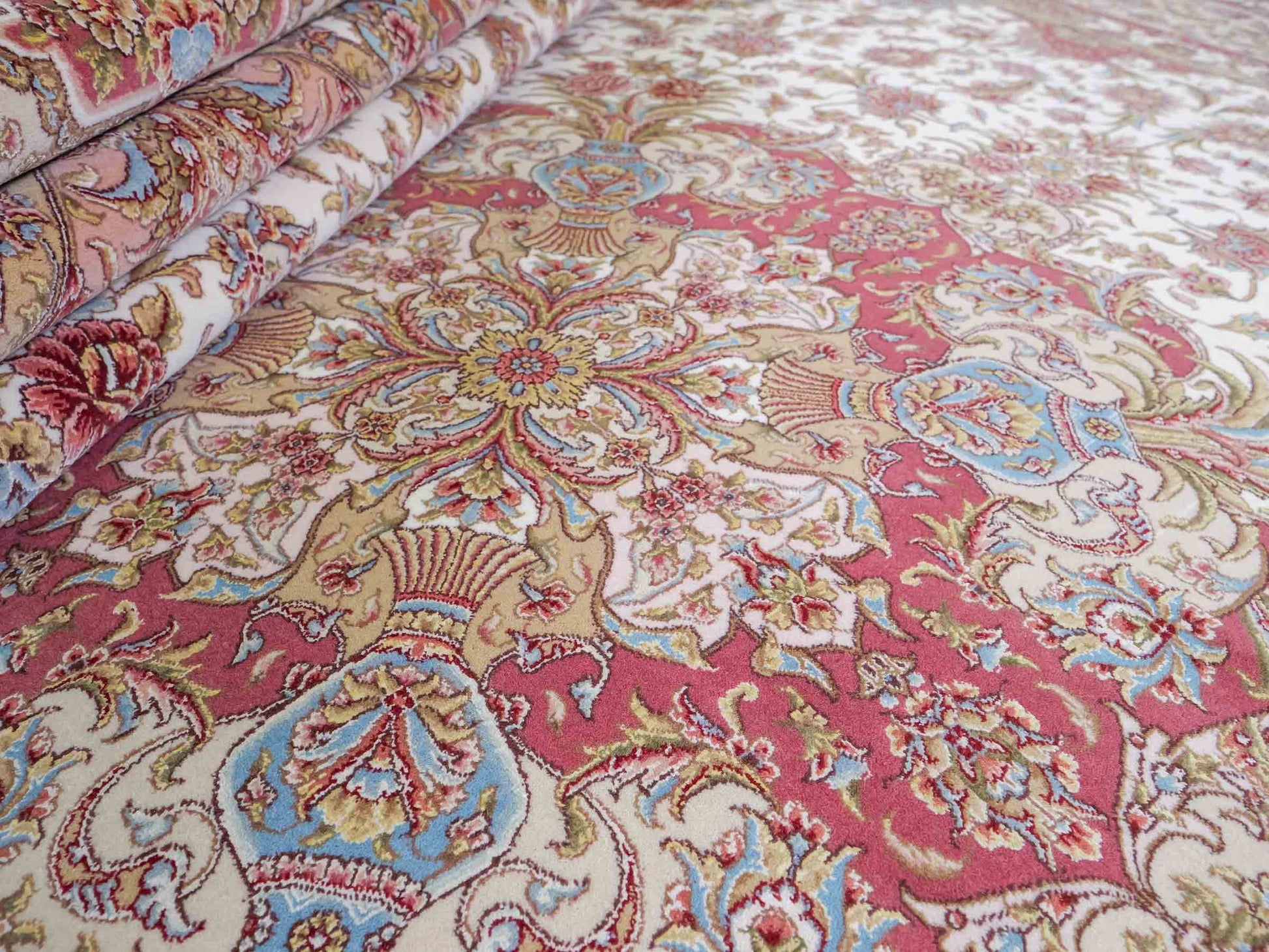 Sehr feiner, handgeknüpfter Khademi Orientteppich mit Täbriz Design aus Wolle mit Seide, creme,  rosa. 312x252 cm. Vertrieb durch Jupiter