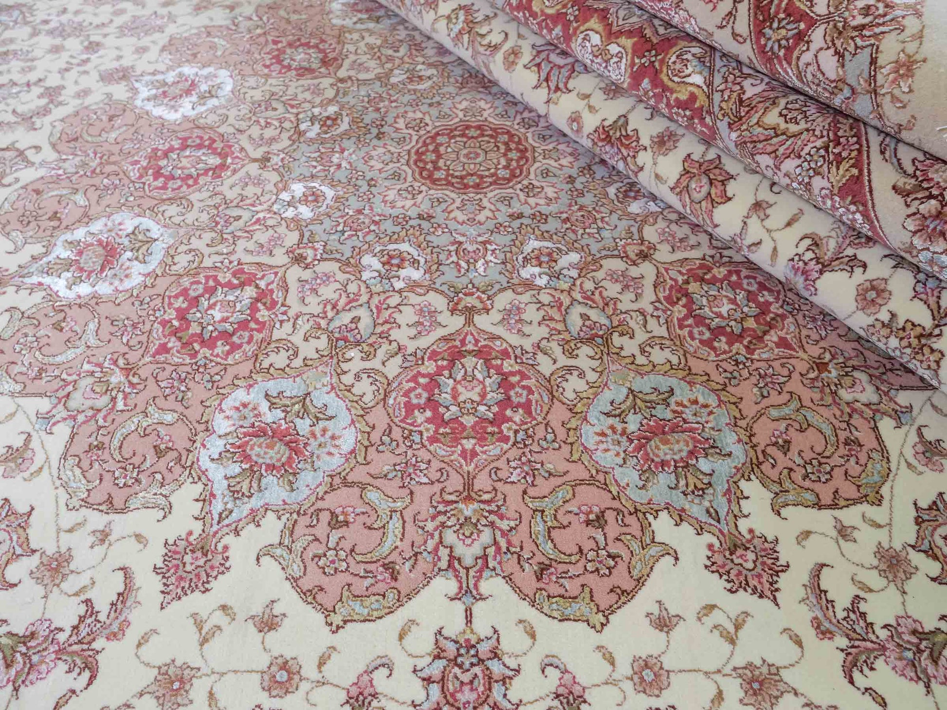 Sehr feiner, handgeknüpfter Khademi Orientteppich mit Täbriz Design aus Wolle mit Seide, creme, rosa. 313x253 cm. Vertrieb durch Jupiter Intl.
