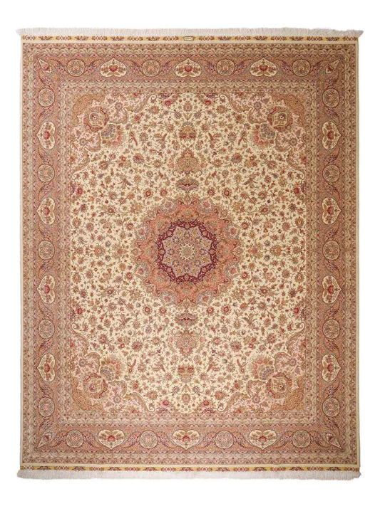 Sehr feiner, handgeknüpfter Khademi Orientteppich mit Täbriz Design aus Wolle mit Seide, creme, rosa. 315x252 cm. Vertrieb durch Jupiter Intl.