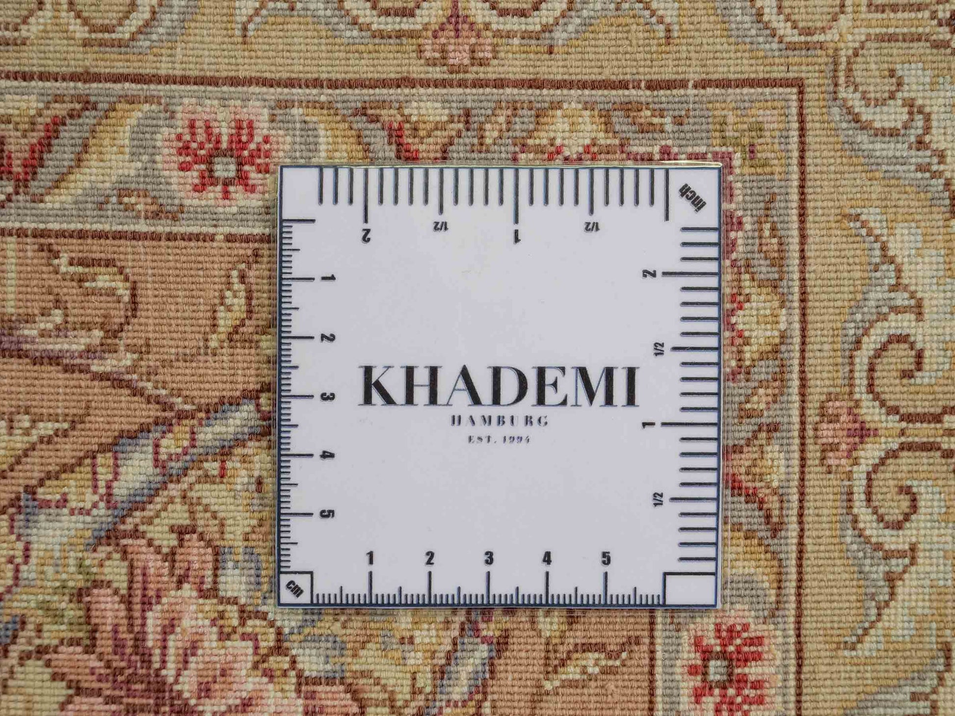 Sehr feiner, handgeknüpfter Khademi Orientteppich mit Täbriz Design aus Wolle mit Seide, creme, rosa. 315x252 cm. Vertrieb durch Jupiter Intl.