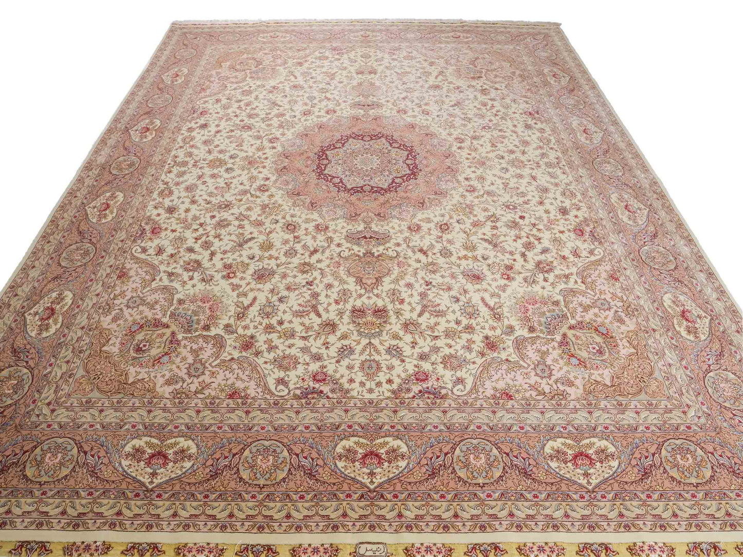 Sehr feiner, handgeknüpfter Khademi Orientteppich mit Täbriz Design aus Wolle mit Seide, creme, rosa. 315x252 cm. Vertrieb durch Jupiter Intl.