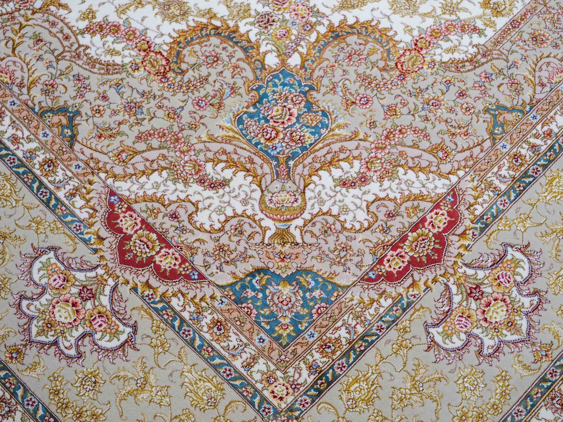 Sehr feiner, handgeknüpfter Khademi Orientteppich mit Täbriz Design aus Wolle mit Seide, creme, gold. 354x258 cm. Vertrieb durch Jupiter Intl.