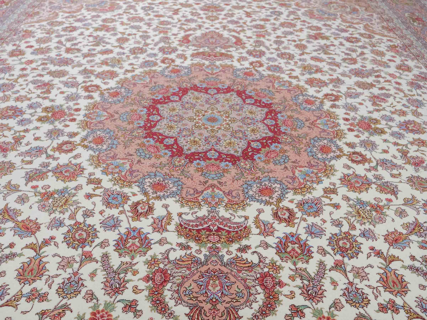 Sehr feiner, hangeknüpfter Khademi Orientteppich mit Täbriz Design aus Wolle mit Seide, creme, rosa. 356x258 cm. Vertrieb durch Jupiter Intl.