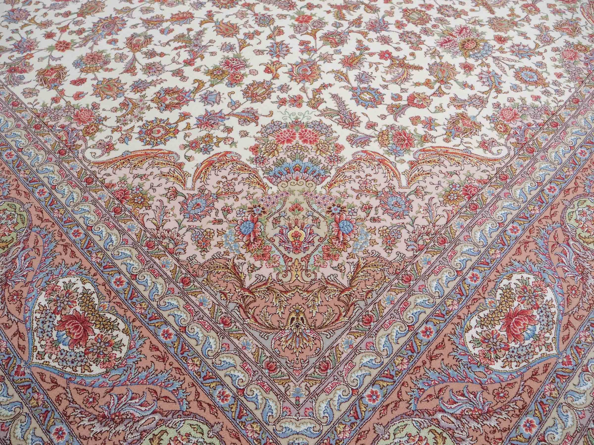 Sehr feiner, hangeknüpfter Khademi Orientteppich mit Täbriz Design aus Wolle mit Seide, creme, rosa. 356x258 cm. Vertrieb durch Jupiter Intl.