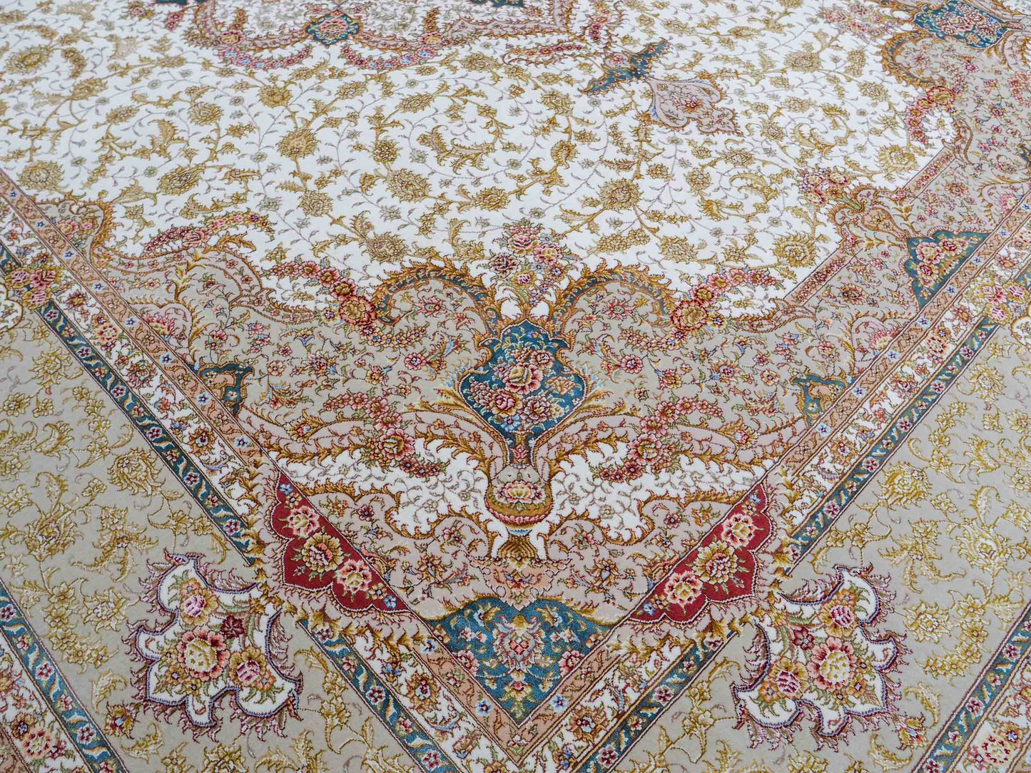 Sehr feiner, hangeknüpfter Khademi Orientteppich mit Täbriz Design aus Wolle mit Seide, creme, beige, gold. 358x258 cm. 358x258 cm. Vertrieb durch Jupiter Intl.