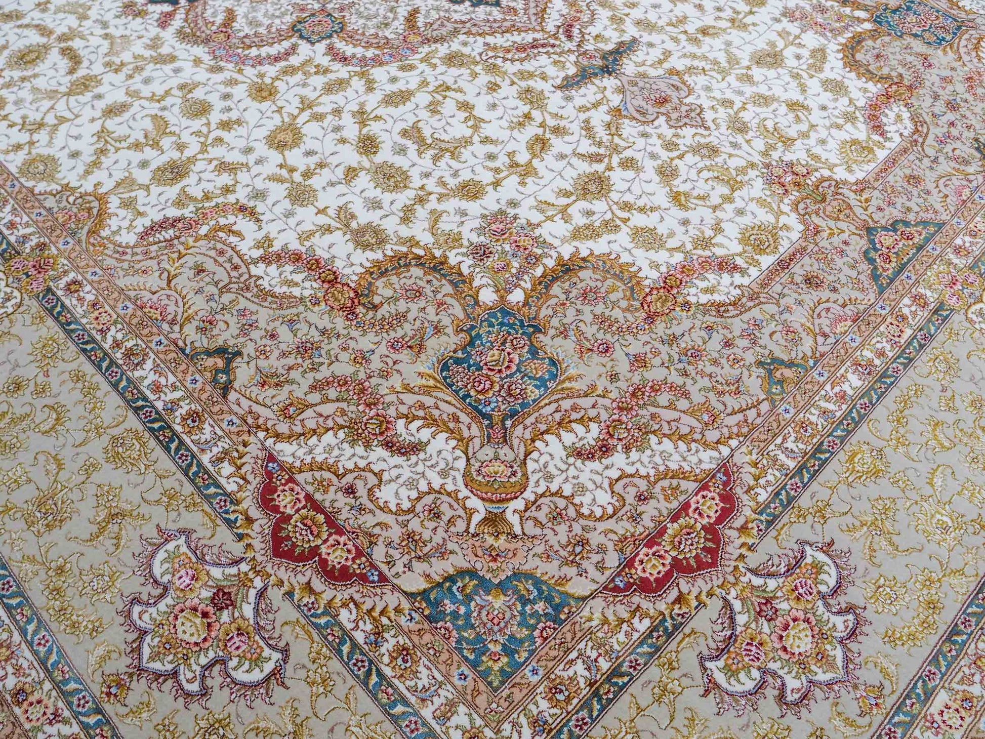 Sehr feiner, hangeknüpfter Khademi Orientteppich mit Täbriz Design aus Wolle mit Seide, creme, beige, gold. 358x258 cm. 358x258 cm. Vertrieb durch Jupiter Intl.