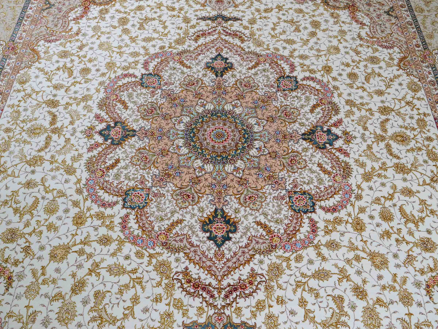Sehr feiner, hangeknüpfter Khademi Orientteppich mit Täbriz Design aus Wolle mit Seide, creme, beige, gold. 358x258 cm. 358x258 cm. Vertrieb durch Jupiter Intl.