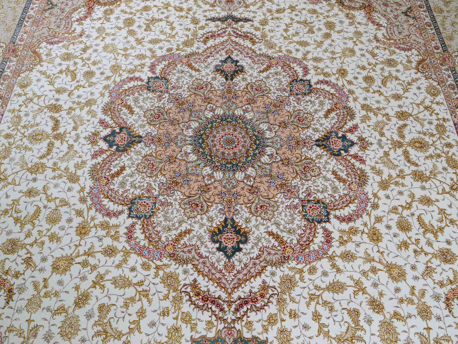 Sehr feiner, hangeknüpfter Khademi Orientteppich mit Täbriz Design aus Wolle mit Seide, creme, beige, gold. 358x258 cm. 358x258 cm. Vertrieb durch Jupiter Intl.