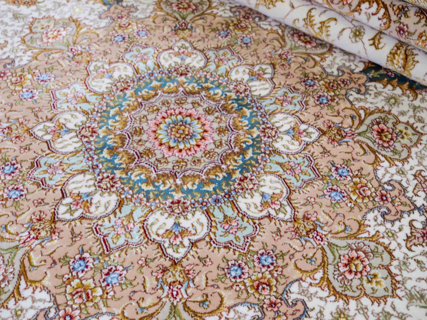 Sehr feiner, hangeknüpfter Khademi Orientteppich mit Täbriz Design aus Wolle mit Seide, creme, beige, gold. 358x258 cm. 358x258 cm. Vertrieb durch Jupiter Intl.