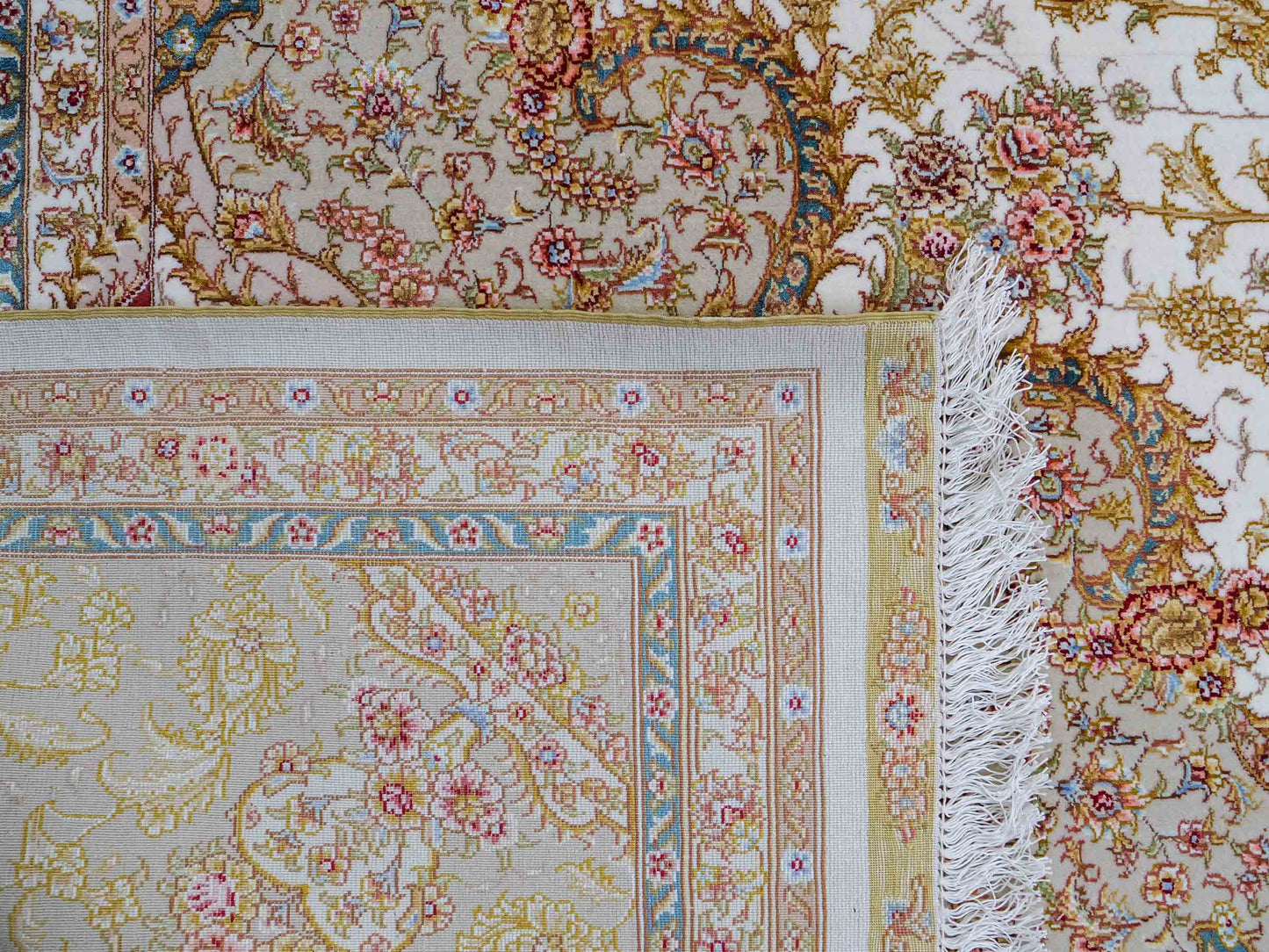 Sehr feiner, hangeknüpfter Khademi Orientteppich mit Täbriz Design aus Wolle mit Seide, creme, beige, gold. 358x258 cm. 358x258 cm. Vertrieb durch Jupiter Intl.