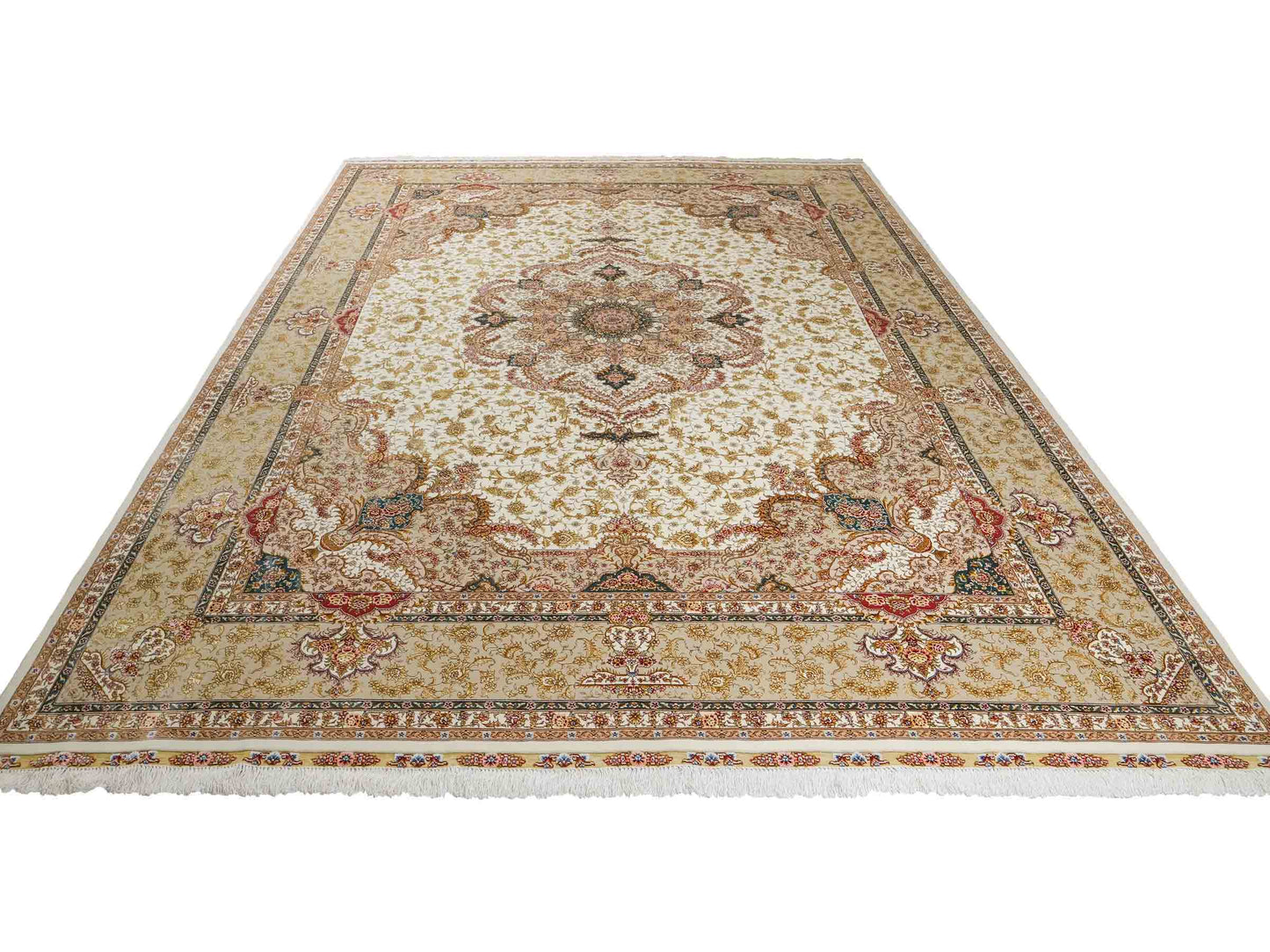Sehr feiner, hangeknüpfter Khademi Orientteppich mit Täbriz Design aus Wolle mit Seide, creme, beige, gold. 358x258 cm. 358x258 cm. Vertrieb durch Jupiter Intl.