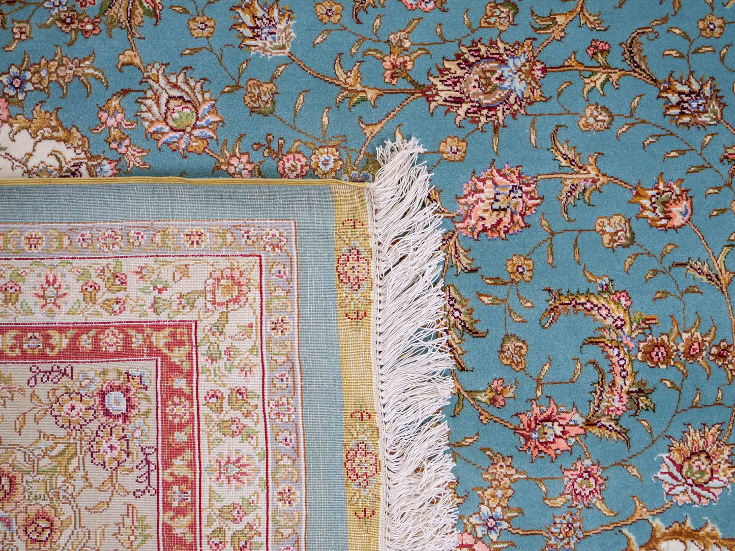 Sehr feiner, handgeknüpfter Khademi Orientteppich mit Täbriz Design aus Wolle mit Seide, blau. 359x275 cm. Vertrieb durch Jupiter Intl.