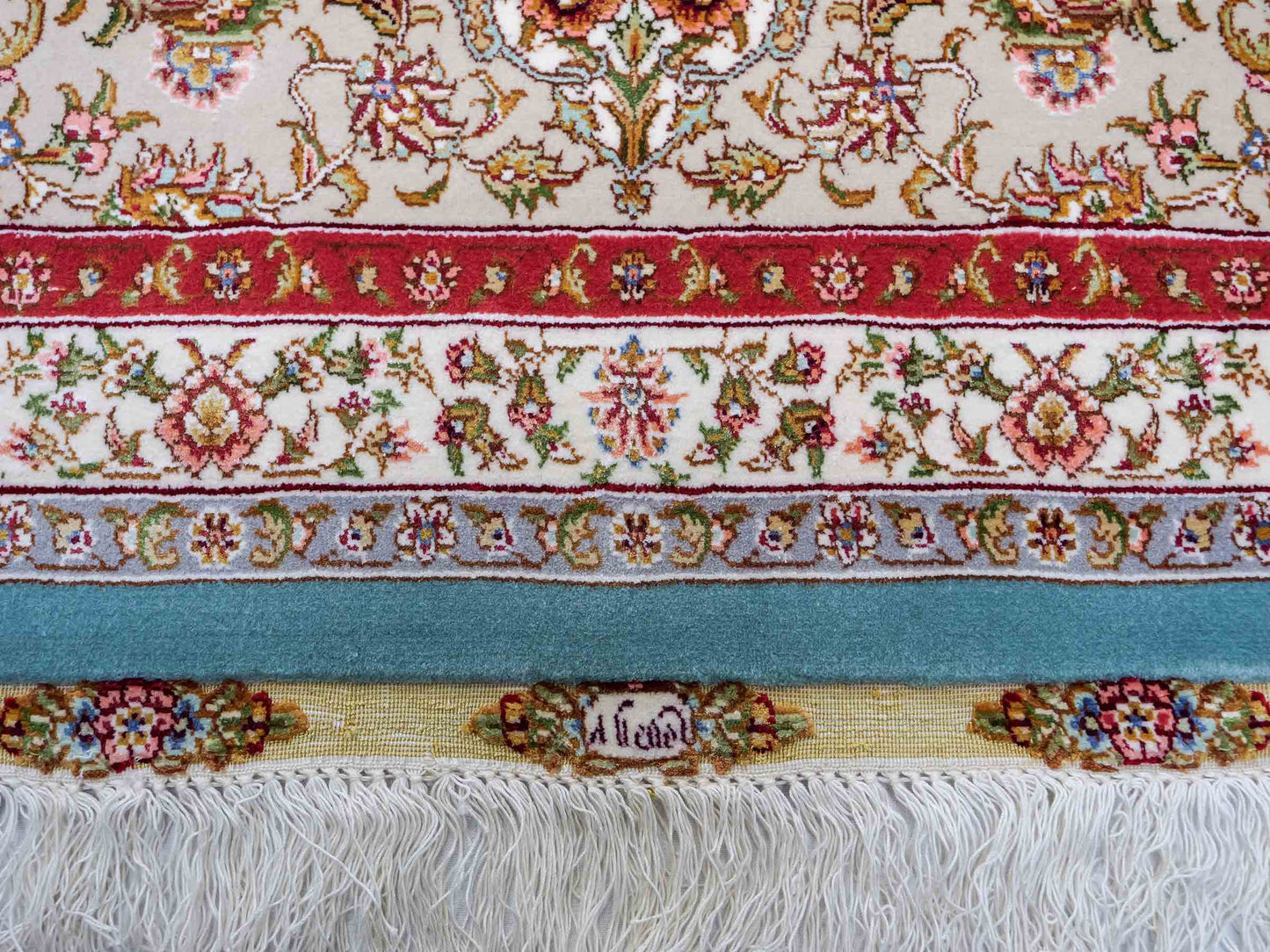 Sehr feiner, handgeknüpfter Khademi Orientteppich mit Täbriz Design aus Wolle mit Seide, blau. 359x275 cm. Vertrieb durch Jupiter Intl.