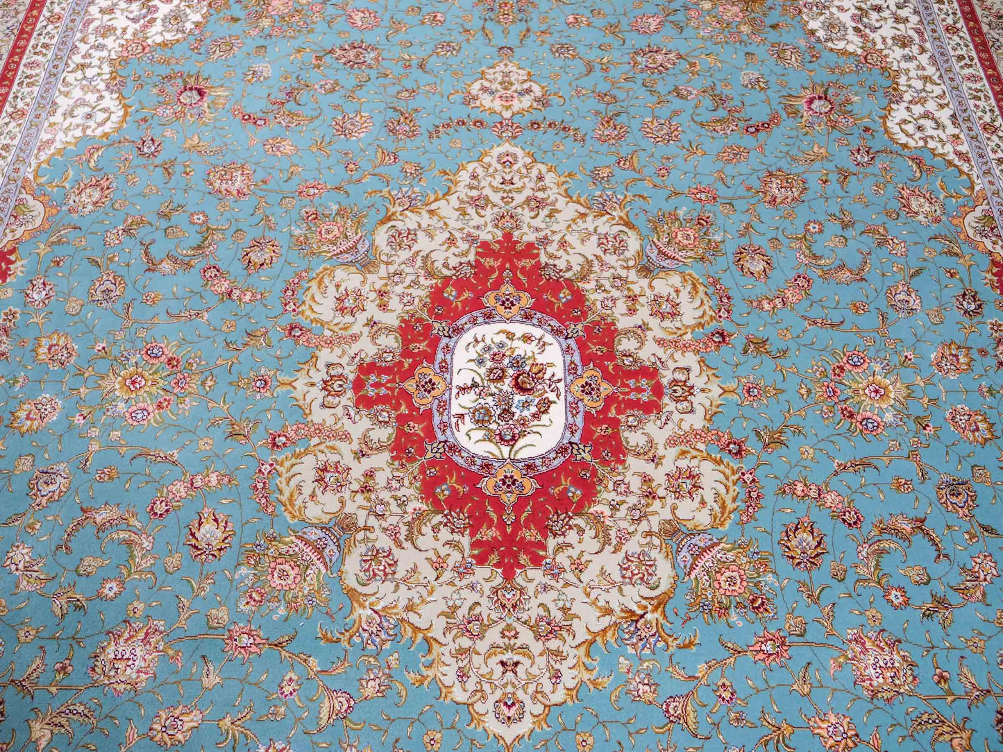 Sehr feiner, handgeknüpfter Khademi Orientteppich mit Täbriz Design aus Wolle mit Seide, blau. 359x275 cm. Vertrieb durch Jupiter Intl.