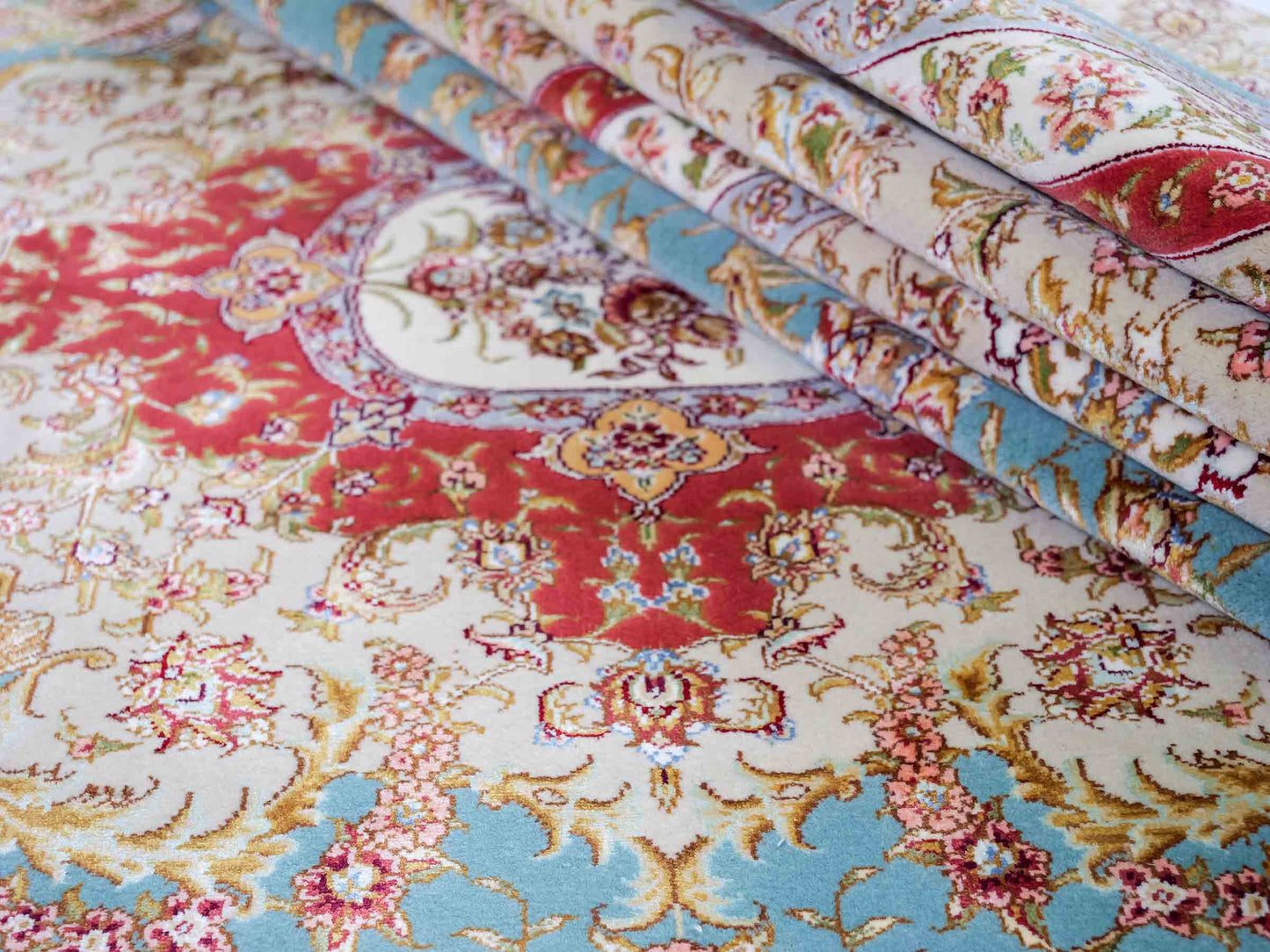 Sehr feiner, handgeknüpfter Khademi Orientteppich mit Täbriz Design aus Wolle mit Seide, blau. 359x275 cm. Vertrieb durch Jupiter Intl.