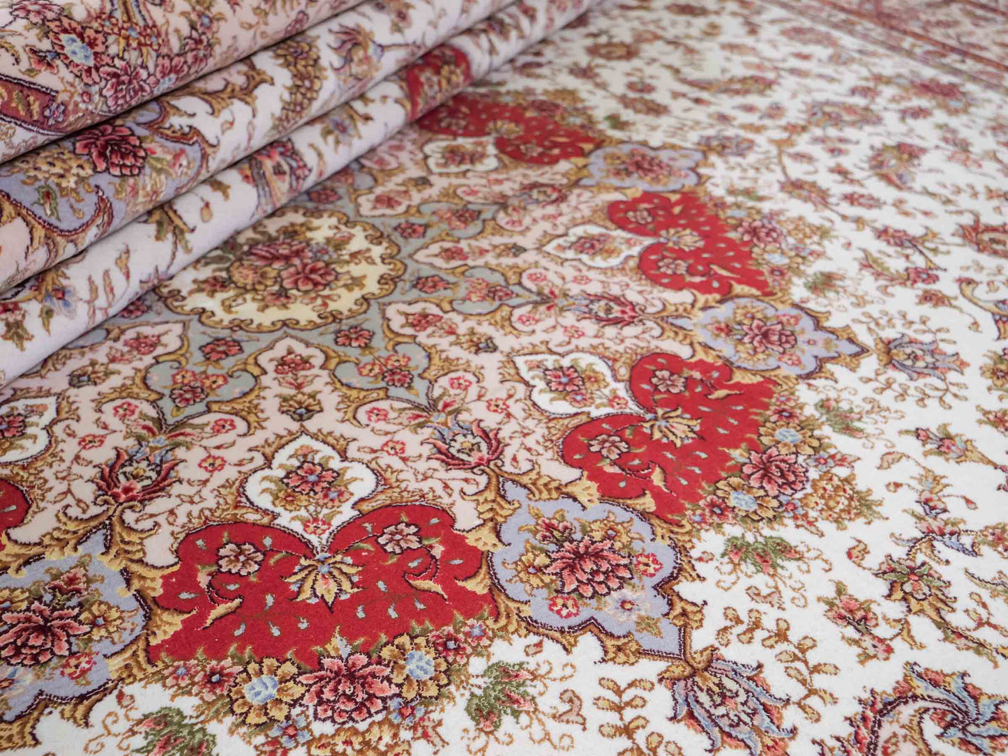 Sehr feiner, handgeknüpfter Khademi Orientteppich mit Täbriz Design aus Wolle mit Seide, creme. 360x258 cm. Vertrieb durch Jupiter Intl.