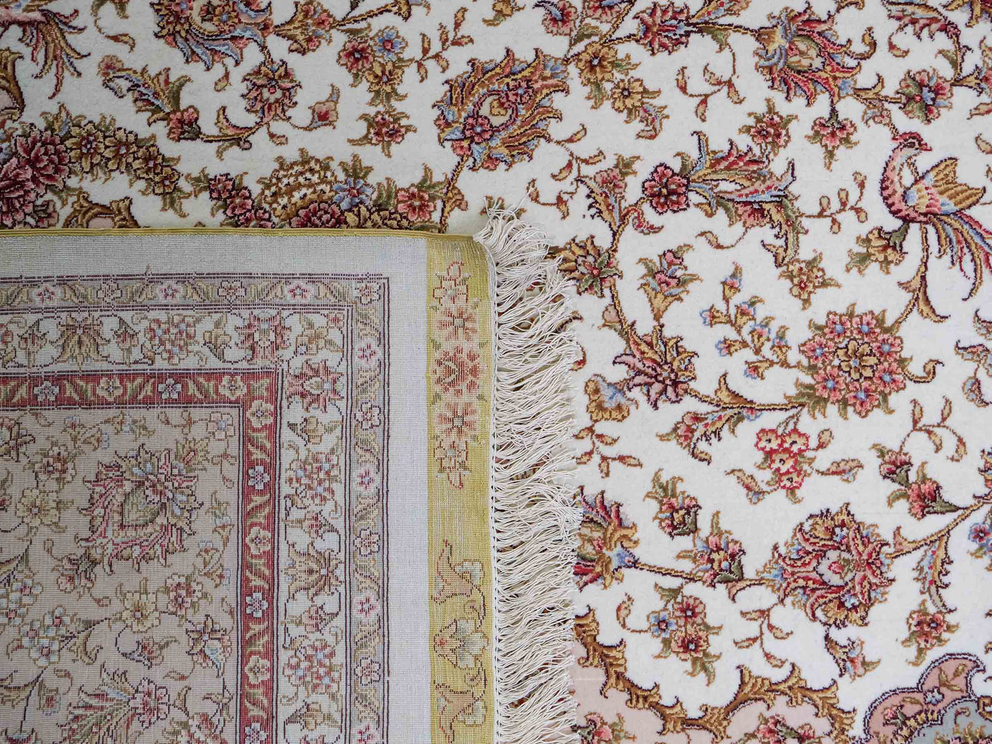 Sehr feiner, handgeknüpfter Khademi Orientteppich mit Täbriz Design aus Wolle mit Seide, creme. 360x258 cm. Vertrieb durch Jupiter Intl.