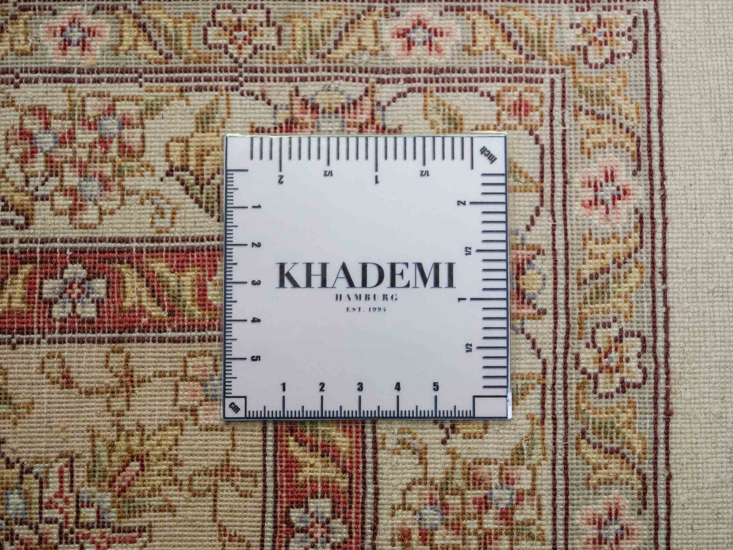 Sehr feiner, handgeknüpfter Khademi Orientteppich mit Täbriz Design aus Wolle mit Seide, creme. 360x258 cm. Vertrieb durch Jupiter Intl.