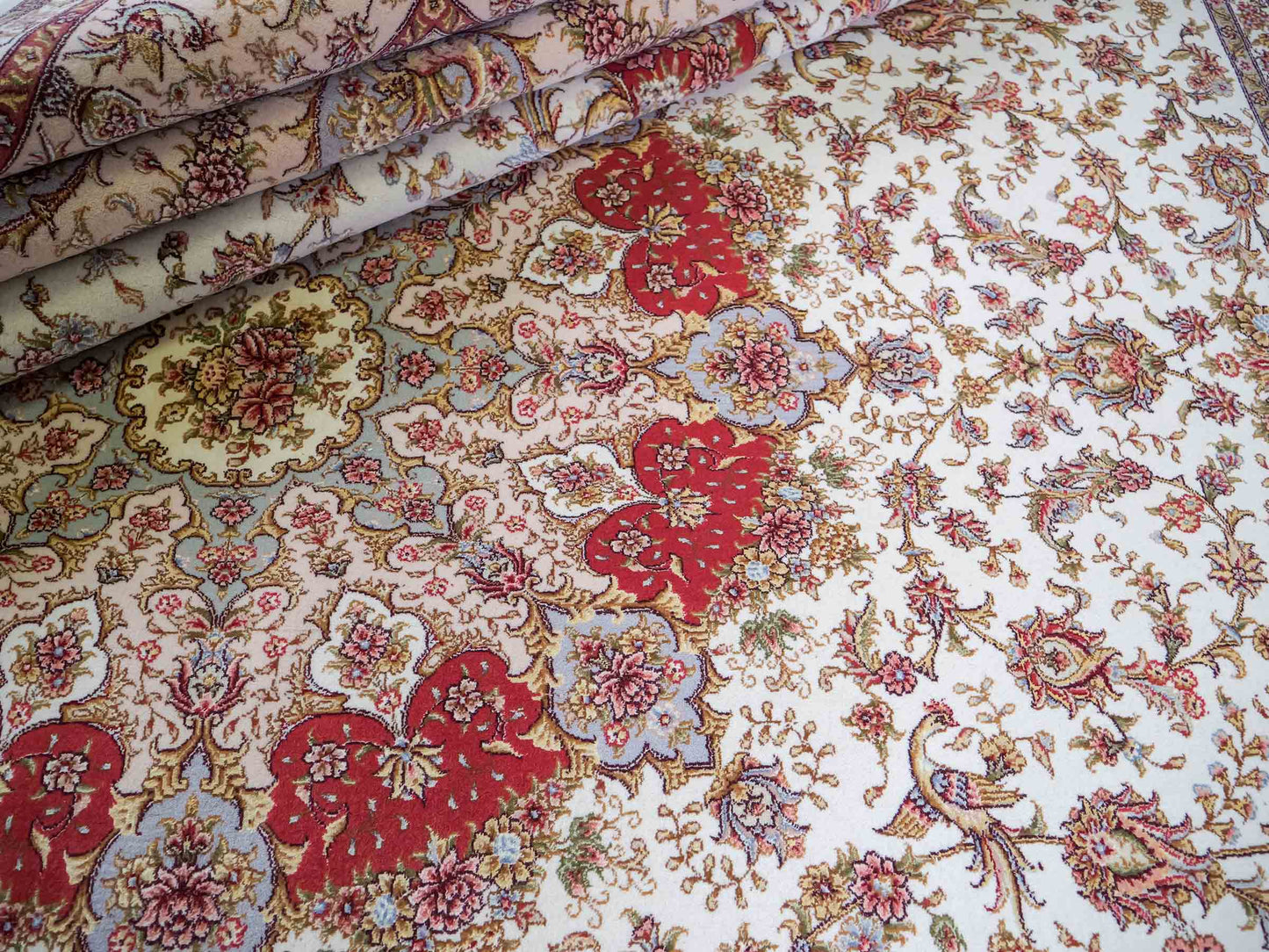 Sehr feiner, handgeknüpfter Khademi Orientteppich mit Täbriz Design aus Wolle mit Seide, creme. 362x257 cm. Vertrieb durch Jupiter Intl.