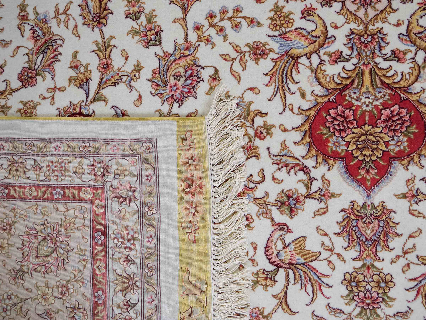 Sehr feiner, handgeknüpfter Khademi Orientteppich mit Täbriz Design aus Wolle mit Seide, creme. 362x257 cm. Vertrieb durch Jupiter Intl.