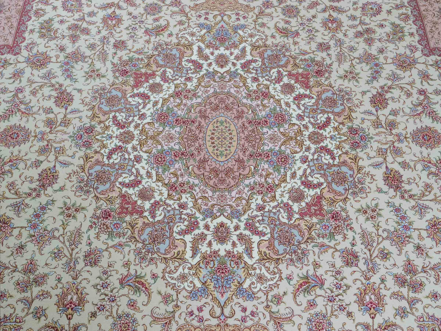 Sehr feiner, handgeknüpfter Khademi Orientteppich mit Täbriz Design aus Wolle mit Seide, creme, rosa. 364x274 cm. Vertrieb durch Jupiter Intl.