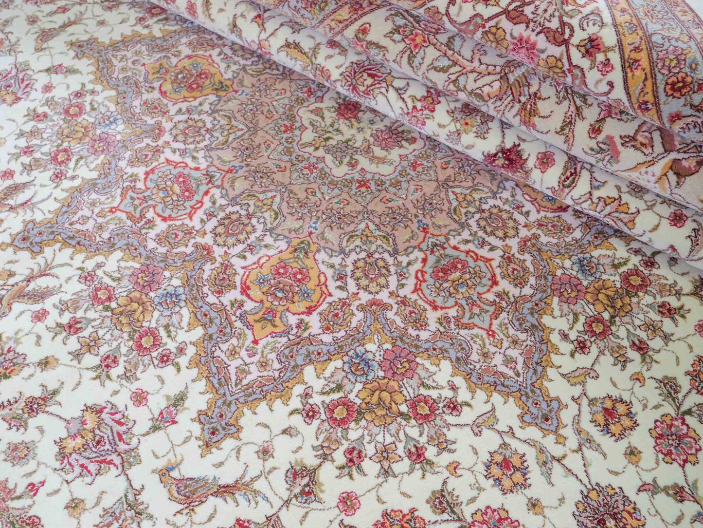 Sehr feiner, handgeknüpfter Khademi Orientteppich mit Täbriz Design aus Wolle mit Seide, beige und creme. 372x258 cm. Vertrieb durch Jupiter Intl.