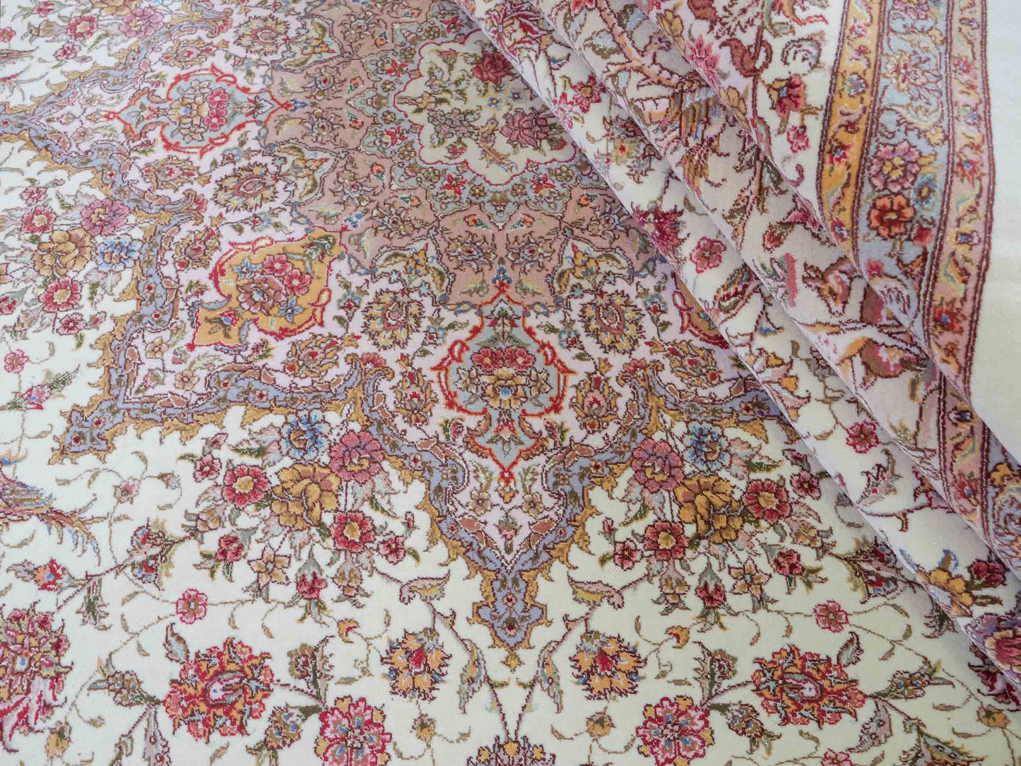 Sehr feiner, handgeknüpfter Khademi Orientteppich mit Täbriz Design aus Wolle mit Seide, beige und creme. 372x258 cm. Vertrieb durch Jupiter Intl.