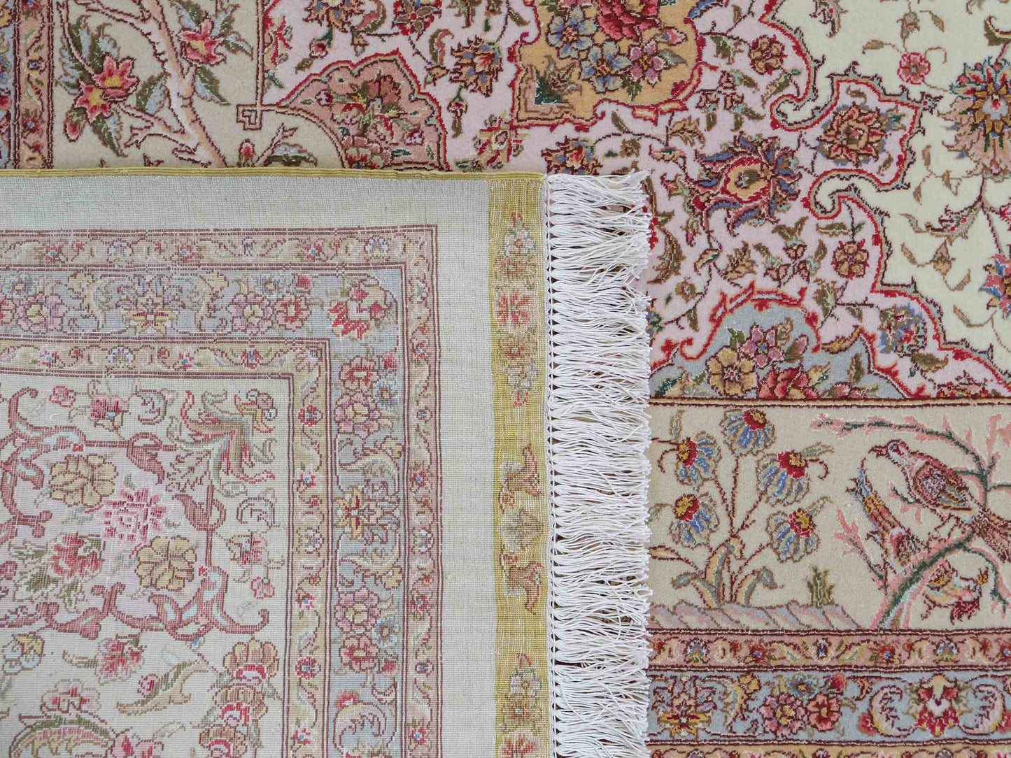 Sehr feiner, handgeknüpfter Khademi Orientteppich mit Täbriz Design aus Wolle mit Seide, beige und creme. 372x258 cm. Vertrieb durch Jupiter Intl.