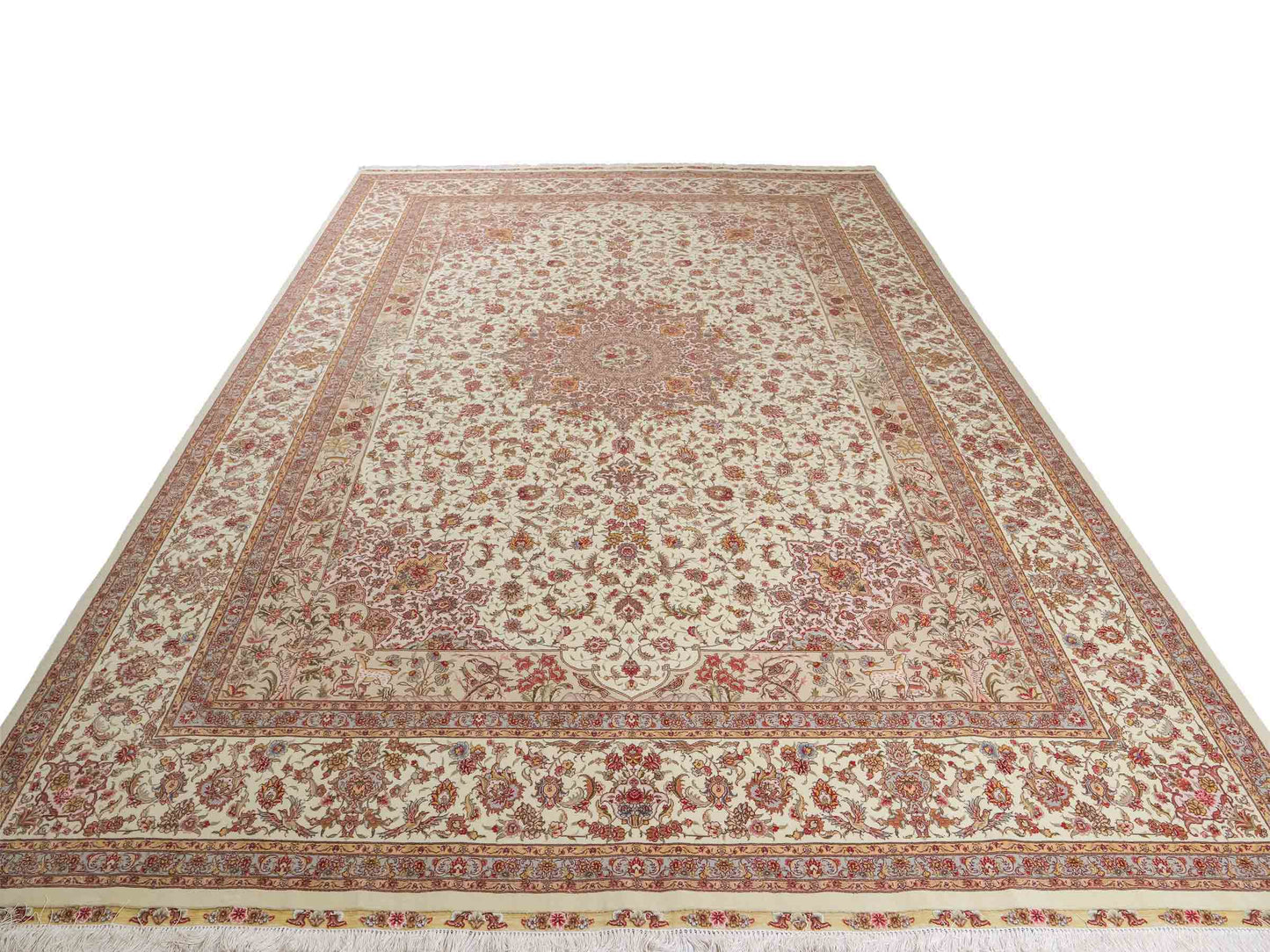 Sehr feiner, handgeknüpfter Khademi Orientteppich mit Täbriz Design aus Wolle mit Seide, beige und creme. 372x258 cm. Vertrieb durch Jupiter Intl.