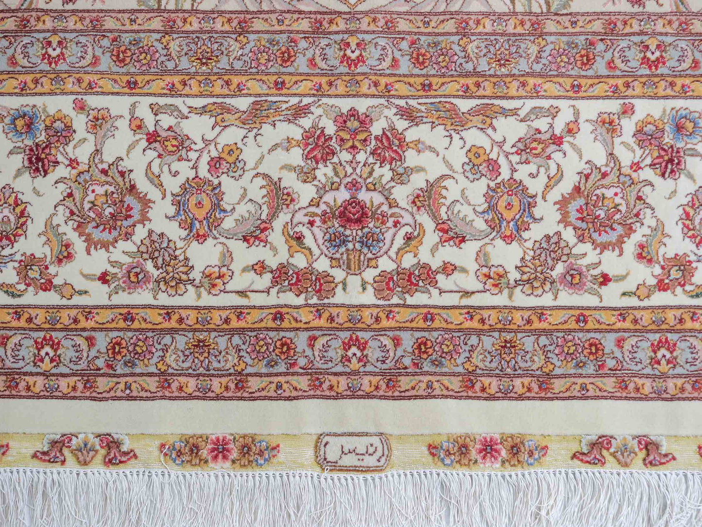 Sehr feiner, handgeknüpfter Khademi Orientteppich mit Täbriz Design aus Wolle mit Seide, beige und creme. 372x258 cm. Vertrieb durch Jupiter Intl.