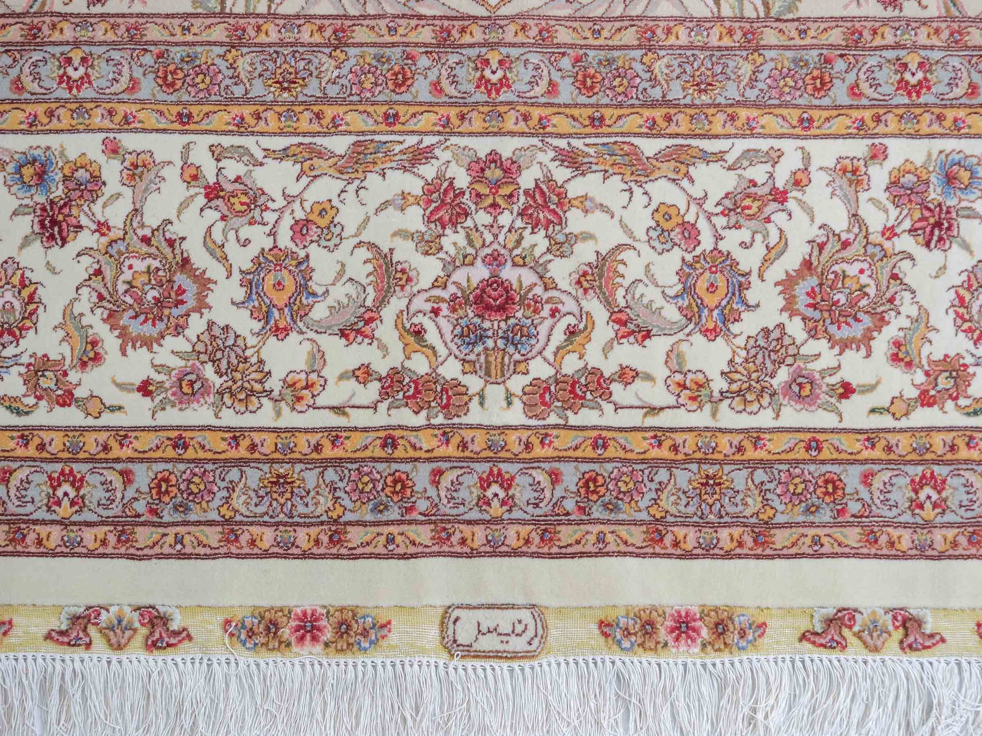 Sehr feiner, handgeknüpfter Khademi Orientteppich mit Täbriz Design aus Wolle mit Seide, beige und creme. 372x258 cm. Vertrieb durch Jupiter Intl.