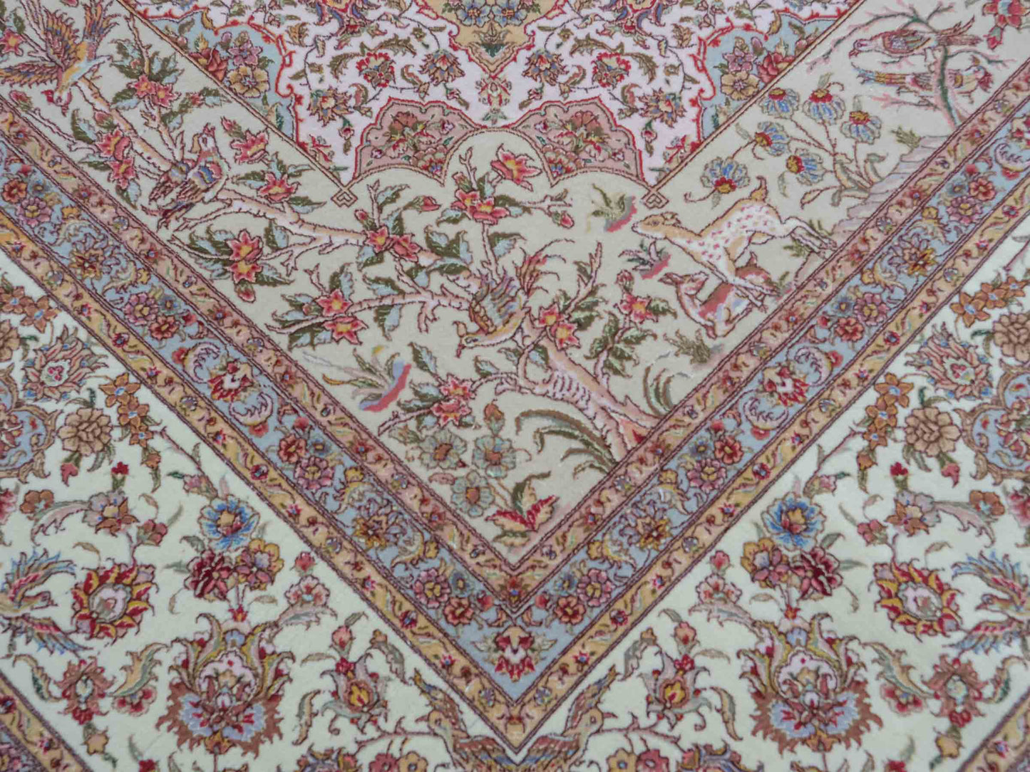 Sehr feiner, handgeknüpfter Khademi Orientteppich mit Täbriz Design aus Wolle mit Seide, beige und creme. 372x258 cm. Vertrieb durch Jupiter Intl.