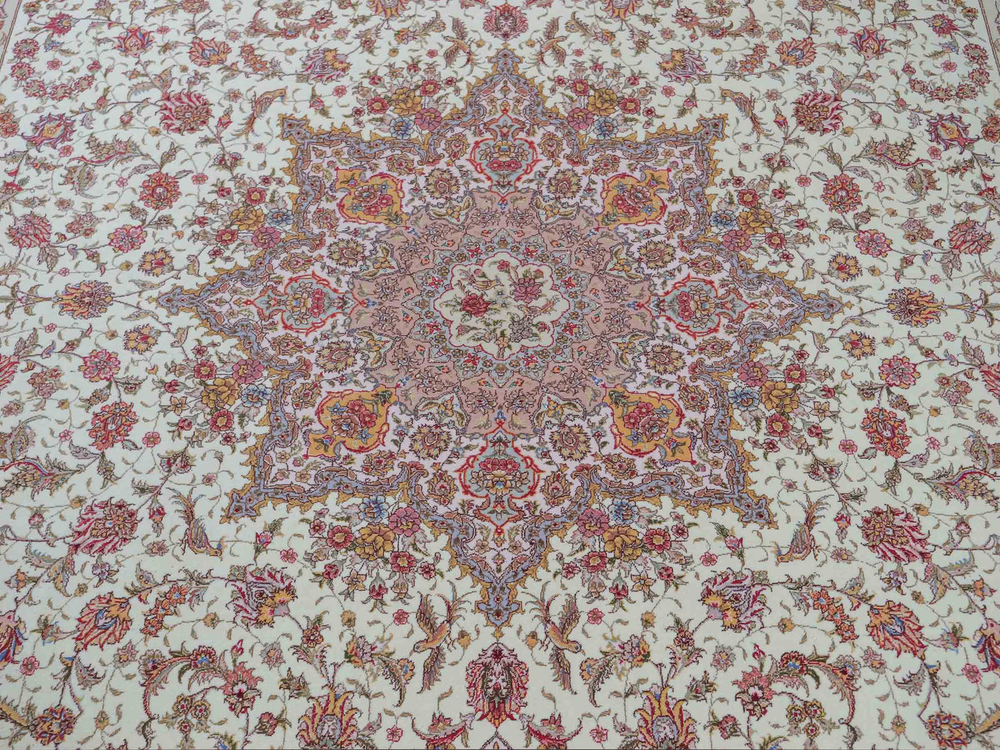 Sehr feiner, handgeknüpfter Khademi Orientteppich mit Täbriz Design aus Wolle mit Seide, beige und creme. 372x258 cm. Vertrieb durch Jupiter Intl.