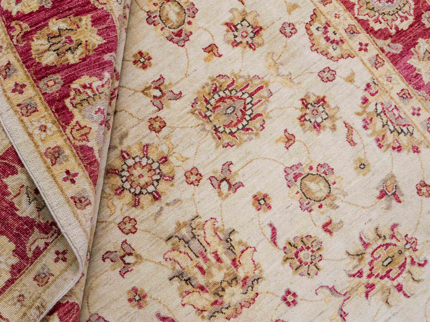 Feiner, handgeknüpfter Ziegler Farahan Chobi Orientteppich aus reiner Wolle mit Allover-Muster von Khademi. Größe: 256 x 173 cm. Farbe: Beige, gold, rot. RB3-315. Ursprung: Afghanistan. Verkauf durch JUPITER Intl.