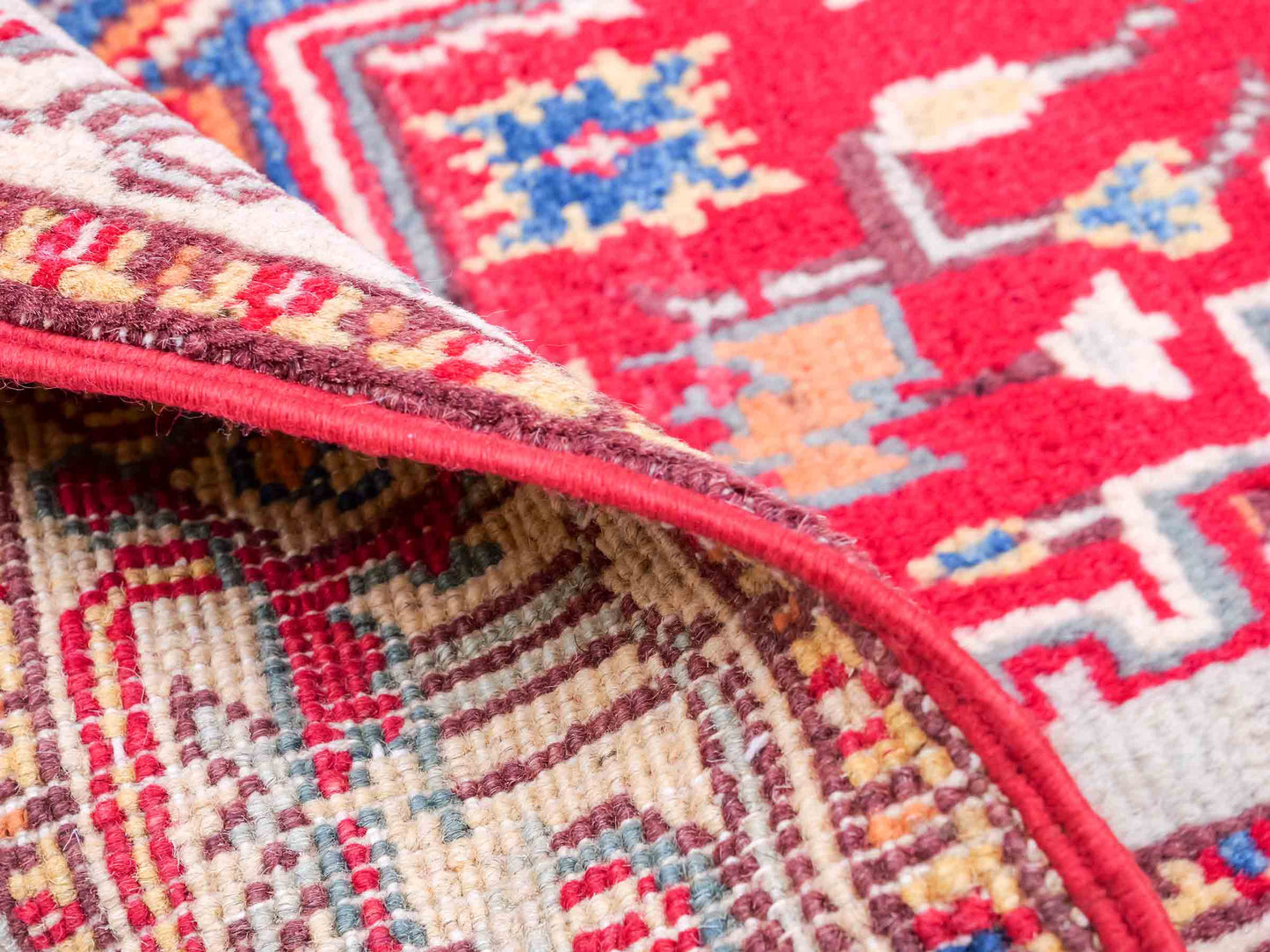 Feiner, handgeknüpfter Ziegler Kazak Chobi Orientteppich aus reiner Wolle mit geometrischem Medaillon-Muster von Khademi. Größe: 129 x 80 cm. Farbe: Rot. RB3-B2705. Ursprung: Afghanistan. Verkauf durch JUPITER Intl.