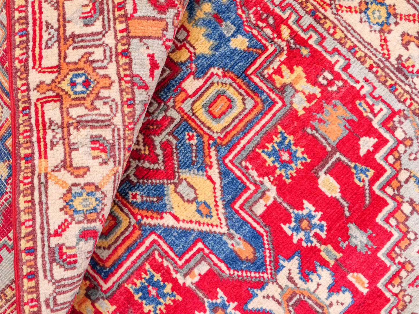 Feiner, handgeknüpfter Ziegler Kazak Chobi Orientteppich aus reiner Wolle mit geometrischem Medaillon-Muster von Khademi. Größe: 129 x 80 cm. Farbe: Rot. RB3-B2705. Ursprung: Afghanistan. Verkauf durch JUPITER Intl.