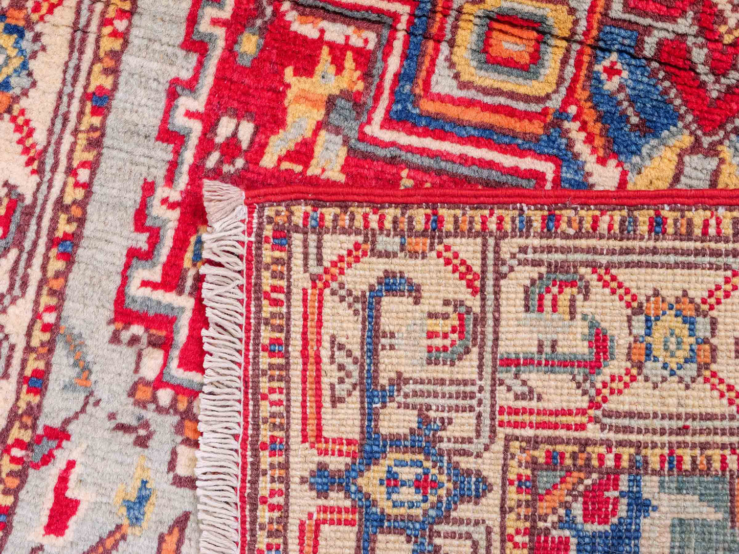 Feiner, handgeknüpfter Ziegler Kazak Chobi Orientteppich aus reiner Wolle mit geometrischem Medaillon-Muster von Khademi. Größe: 129 x 80 cm. Farbe: Rot. RB3-B2705. Ursprung: Afghanistan. Verkauf durch JUPITER Intl.
